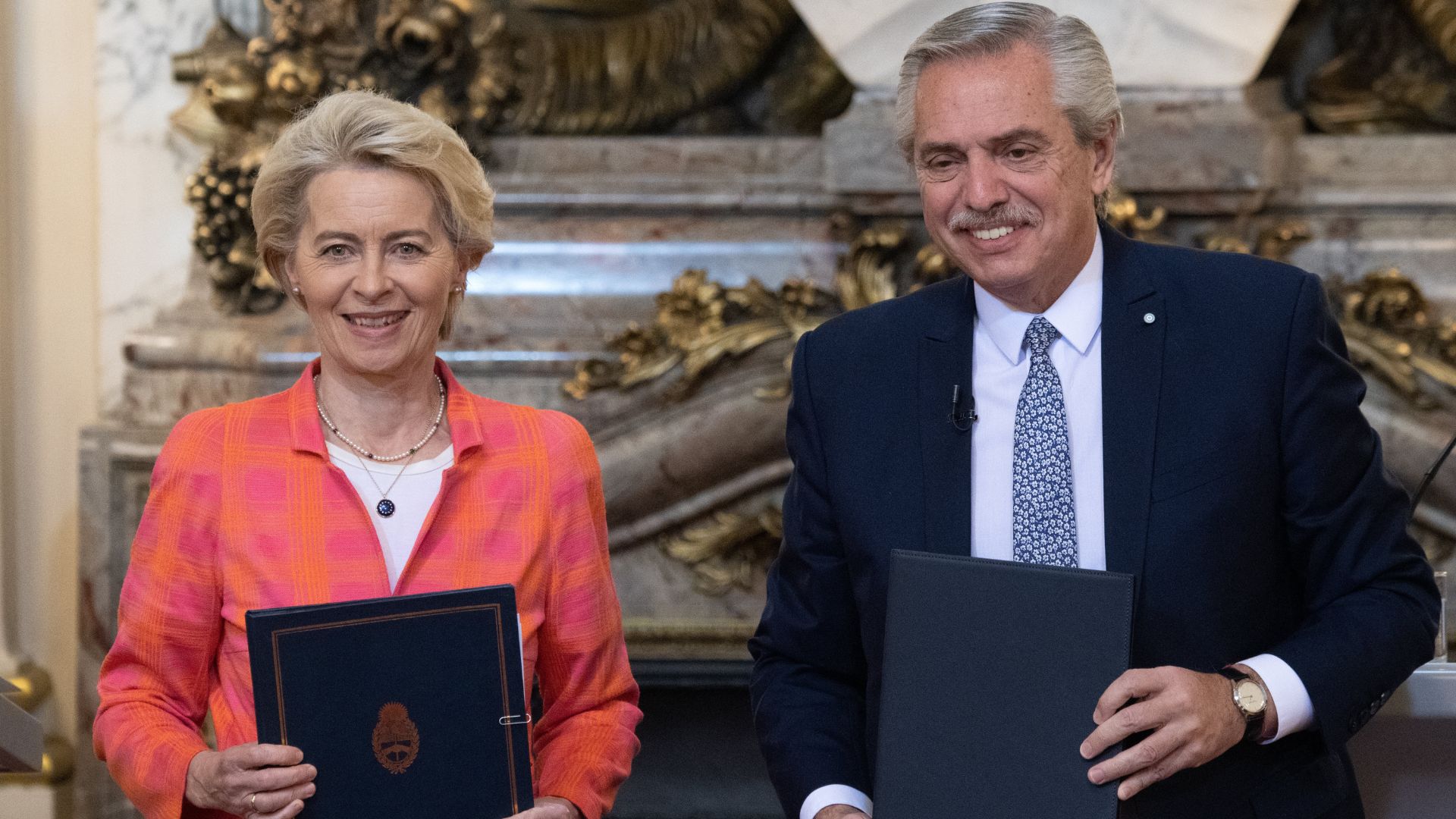EU-Kommisionspräsidentin Ursula von der Leyen und der argentinische Präsidente Alberto Fernandez halten im Präsidentenpalast Casa Rosada unterschriebene Dokumente in den Händen. Die EU-Kommissionspräsidentin will das Mercosur-Freihandelsabkommen bis spätestens Ende des Jahres abschließen. Der Vertrag würde die größte Freihandelszone der Welt mit 780 Millionen Menschen schaffen. 