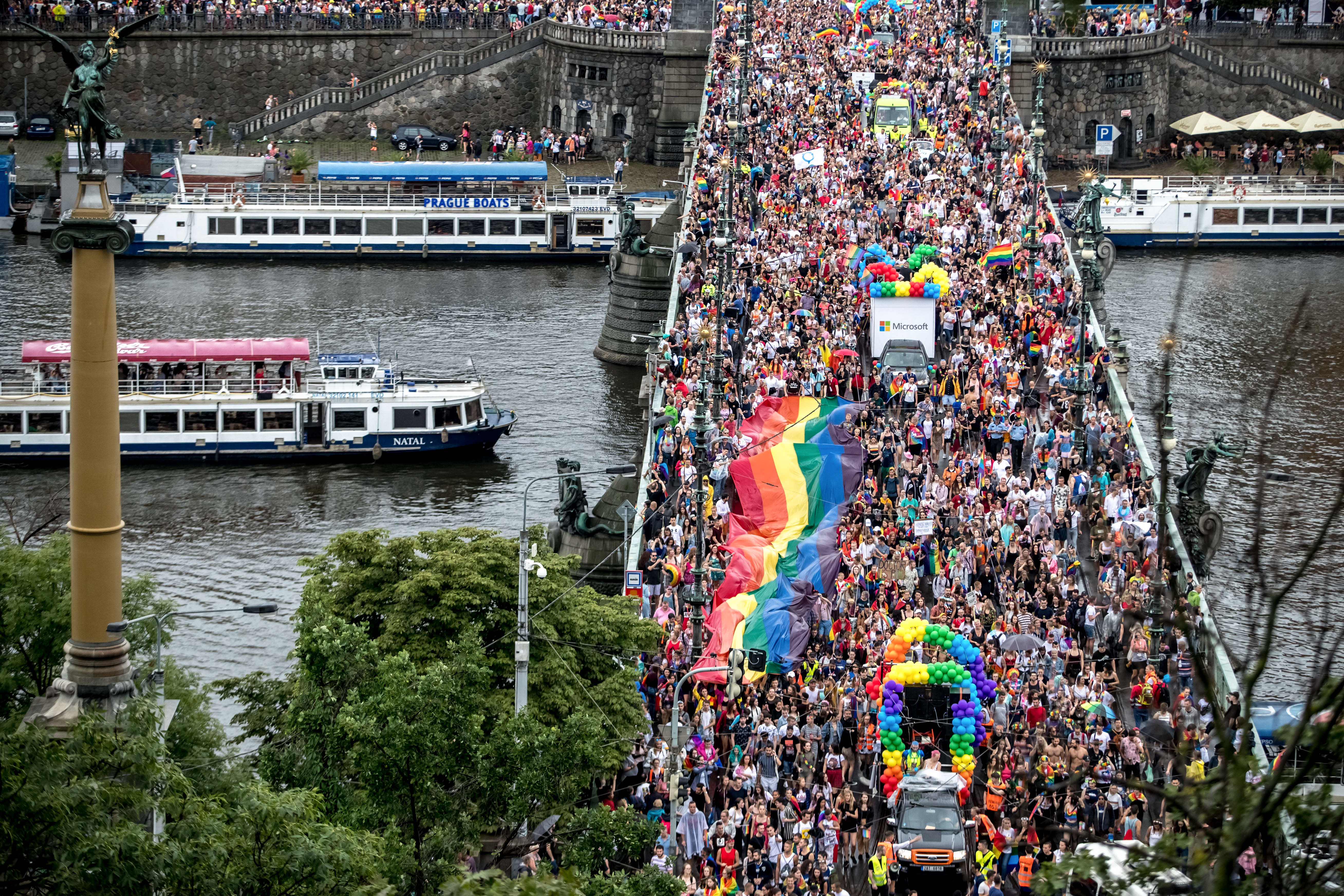 Teilnehmer marschieren bei der Prager Pride-Parade in der Prager Innenstadt