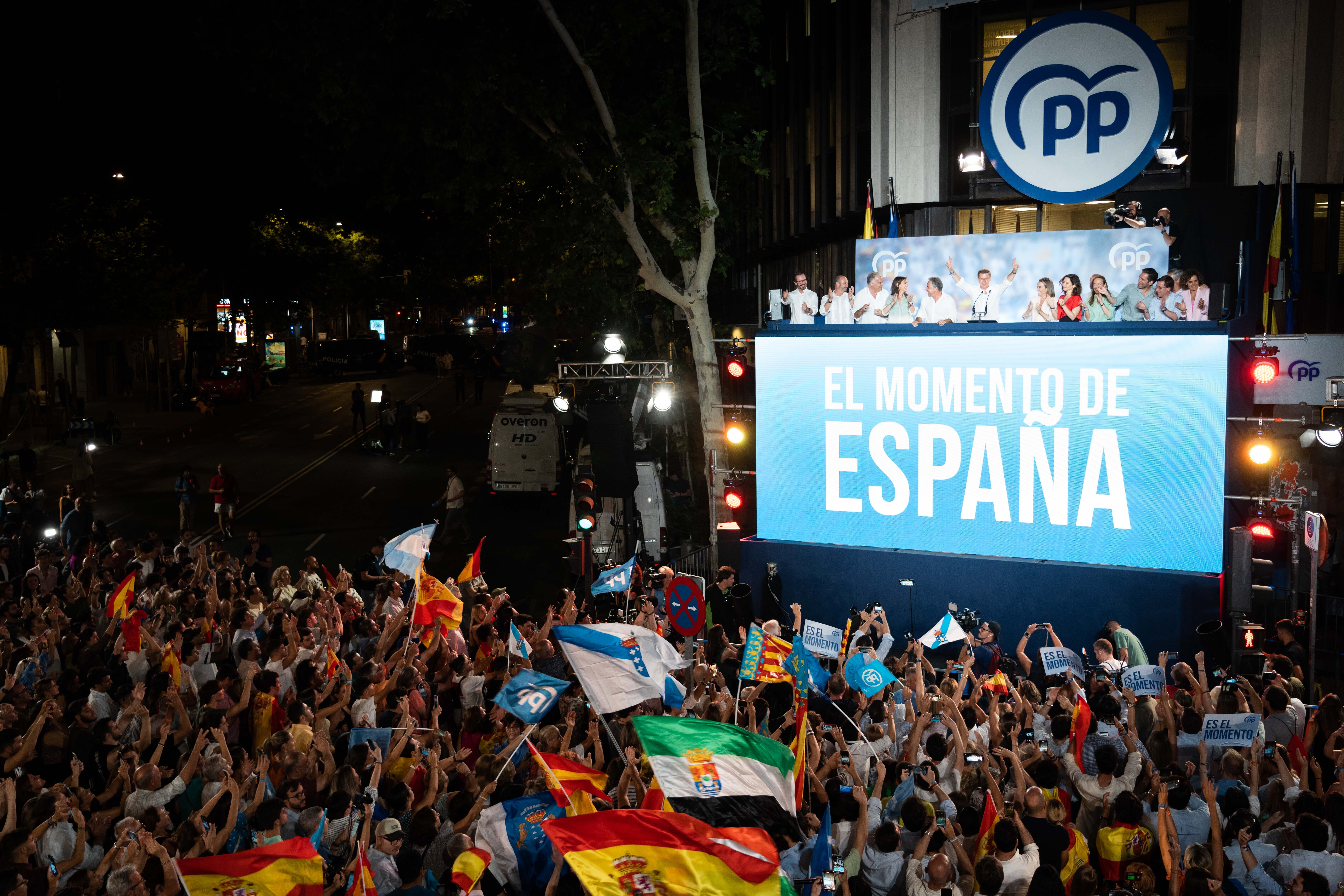 Präsidentschaftskandidat Alberto Nunez Feijoo mit hochrangigen Mitgliedern der Volkspartei während der Feierlichkeiten zum Sieg bei den Präsidentschaftswahlen in Madrid
