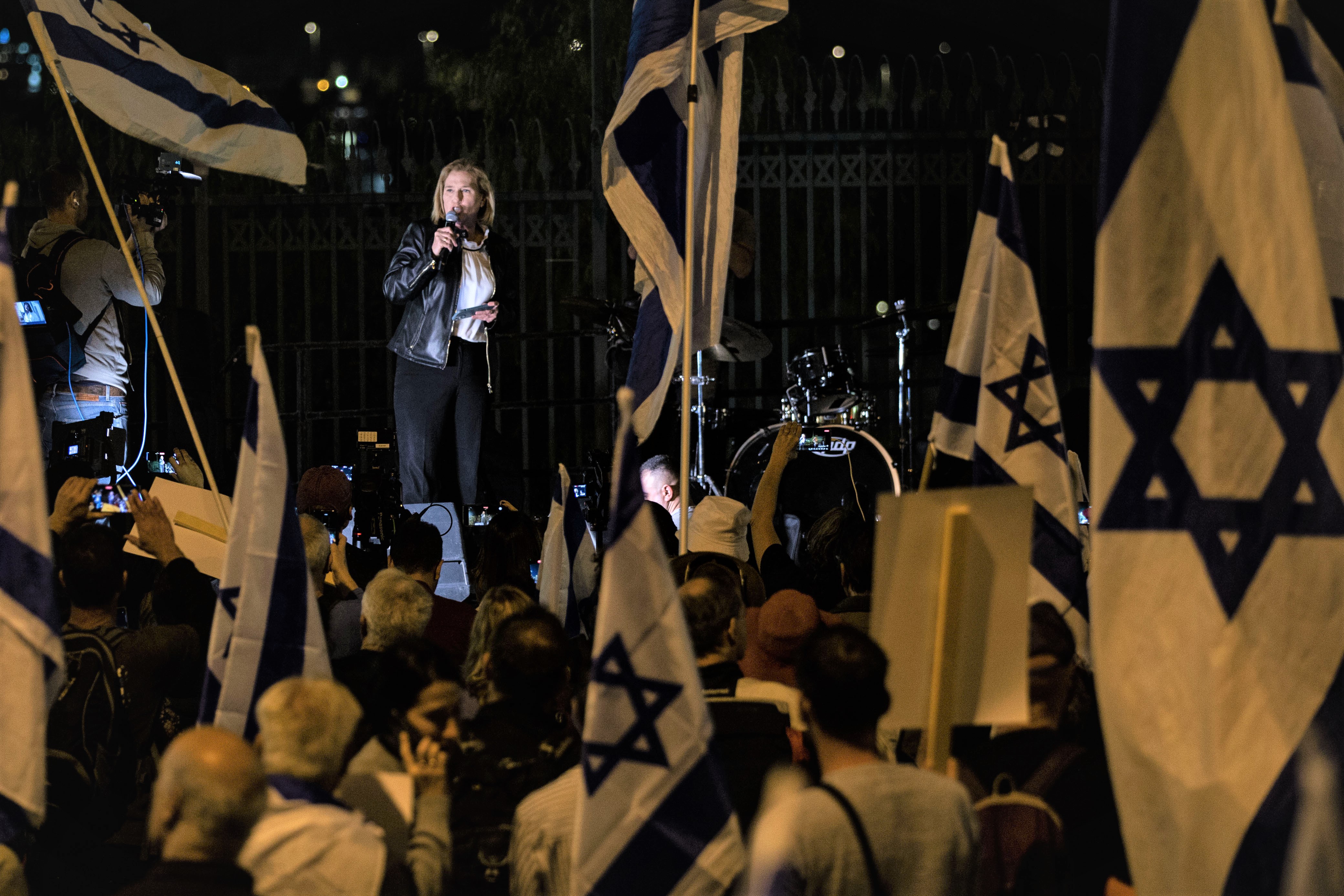 Die ehemalige israelische Außenministerin Tzipi Livni spricht während einer Demonstration gegen die von Premierminister Benjamin Netanjahu geplante Reform des Justizwesens vor dem Büro des israelischen Premierministers in Jerusalem