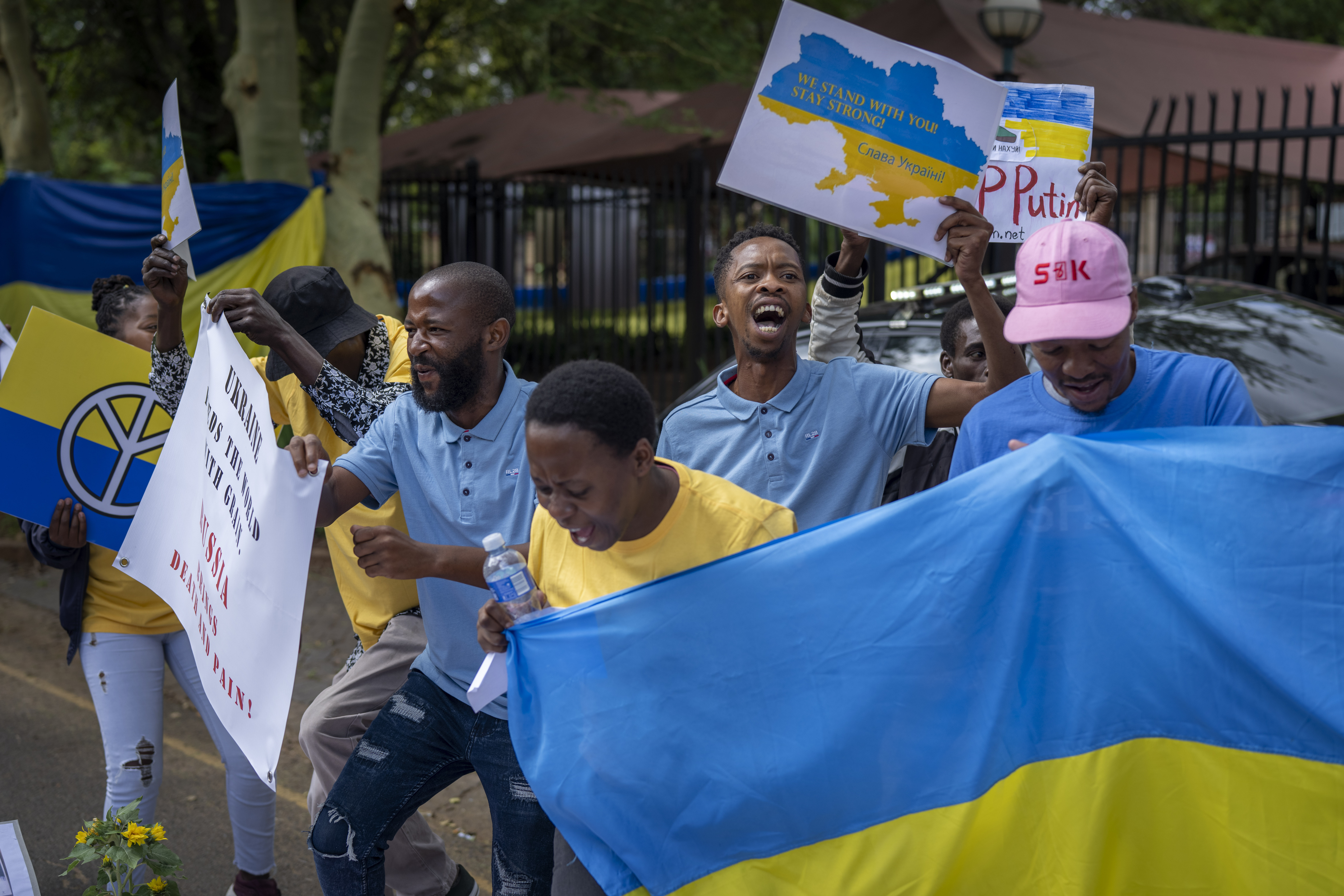 Südafrikanische Staatsangehörige demonstrieren gemeinsam mit Ukrainern vor der russischen Botschaft in Pretoria, Südafrika,