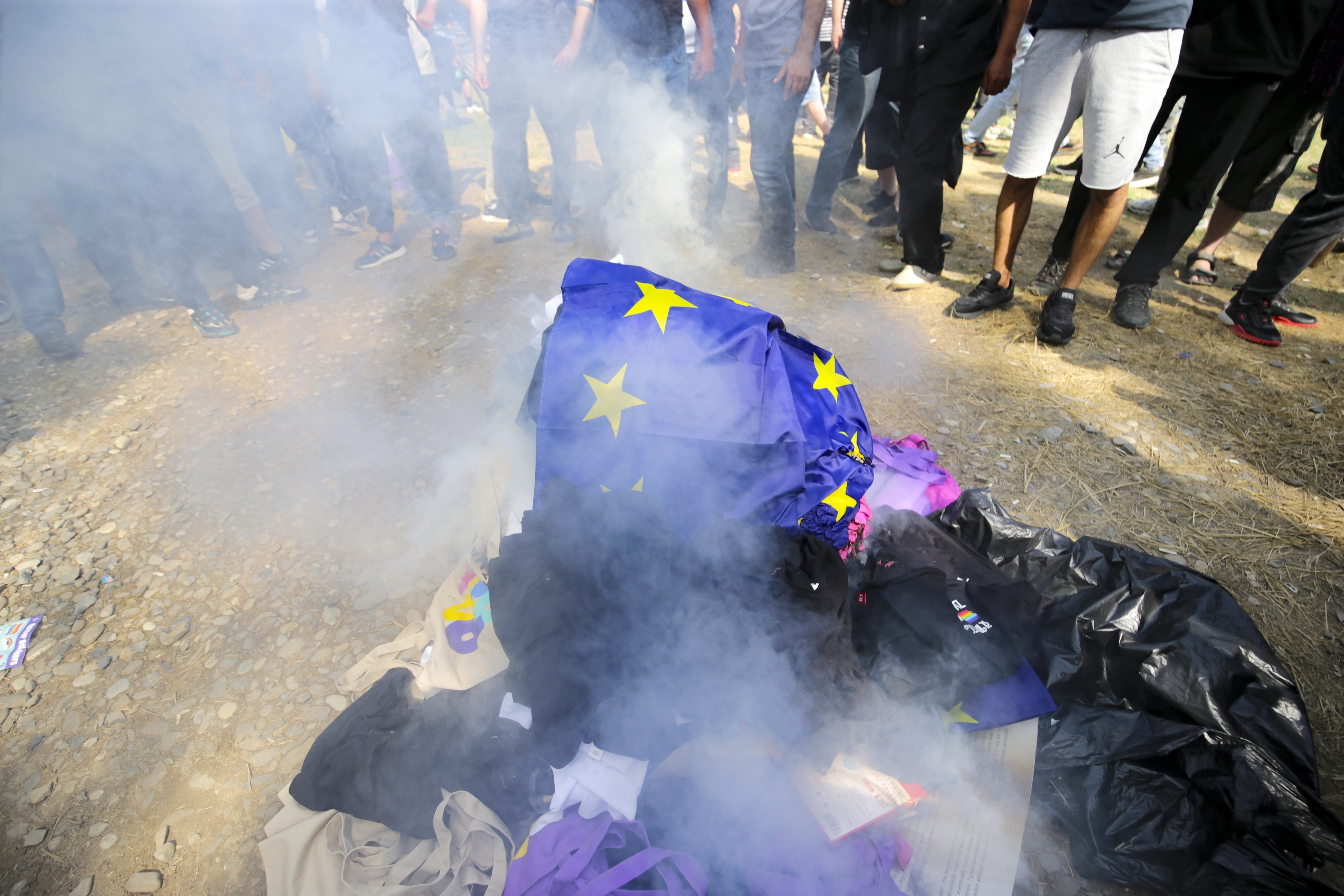 EU-Flagge und LGBTQ-Flagge in Georgien