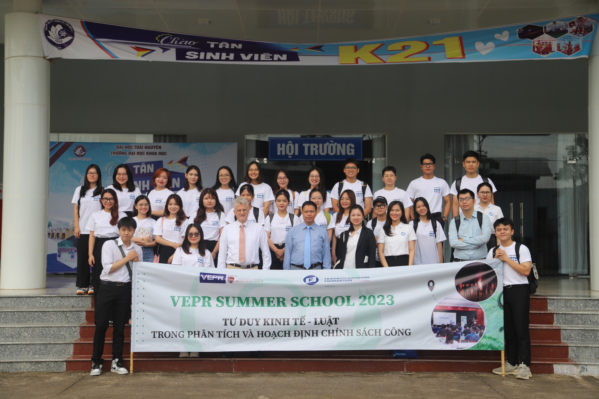 Prof. Dr. Andreas Stoffers (front, third from the left) with participating speakers and students of VEPR Summer School 2023 outside Thai Nguyen University's Hall