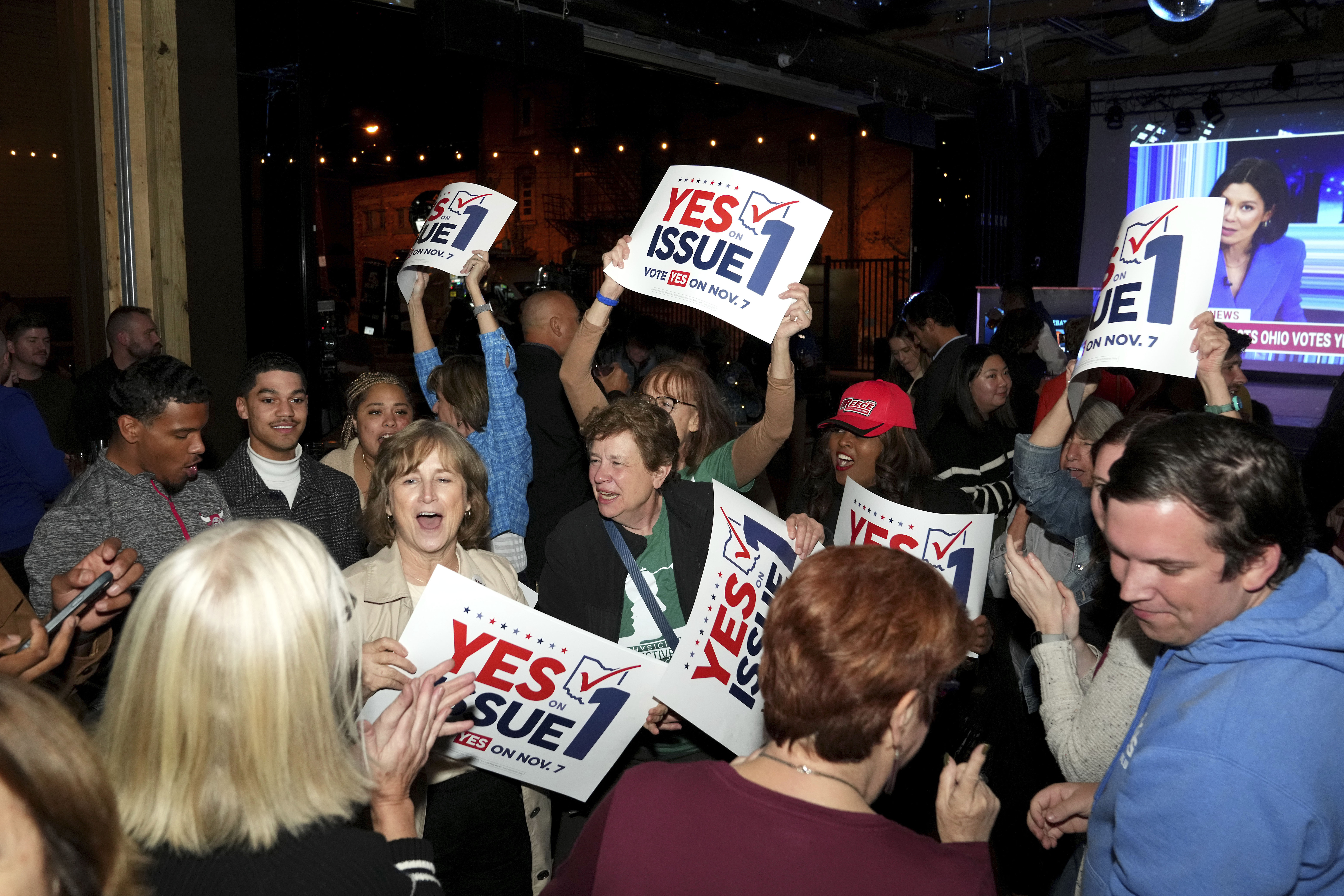 Wähler reagieren auf die Verabschiedung einer Maßnahme zur Änderung der Staatsverfassung und zur Einführung eines Rechts auf Abtreibung in Ohio am 7. November 2023. 