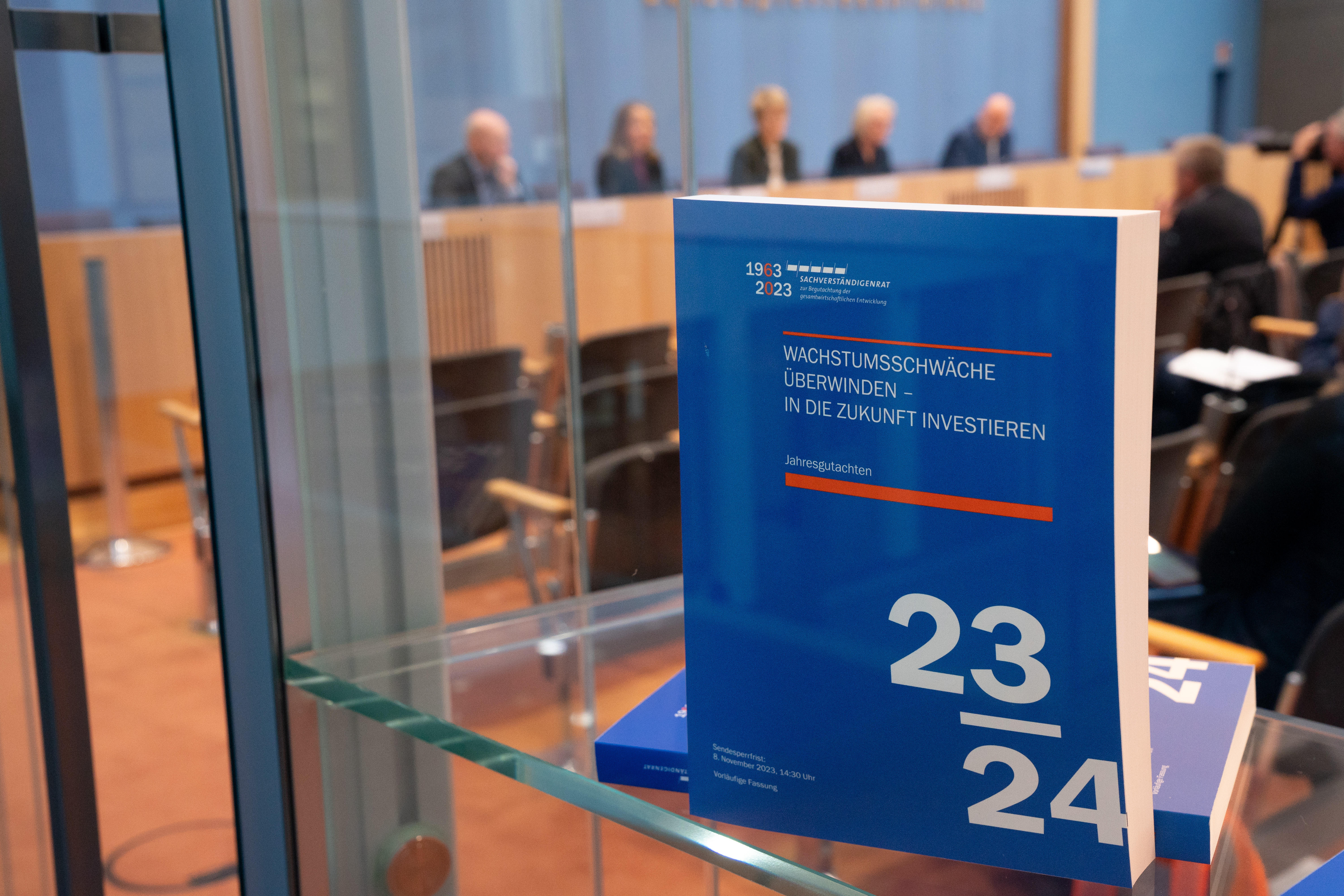 Bericht der Wirtschaftswaisen des Jahresgutachtens 2023/24 - Sachverstaendigenrat zur Begutachtung der gesamtwirtschaftlichen Entwicklung in der Bundespressekonferenz, Berlin 
