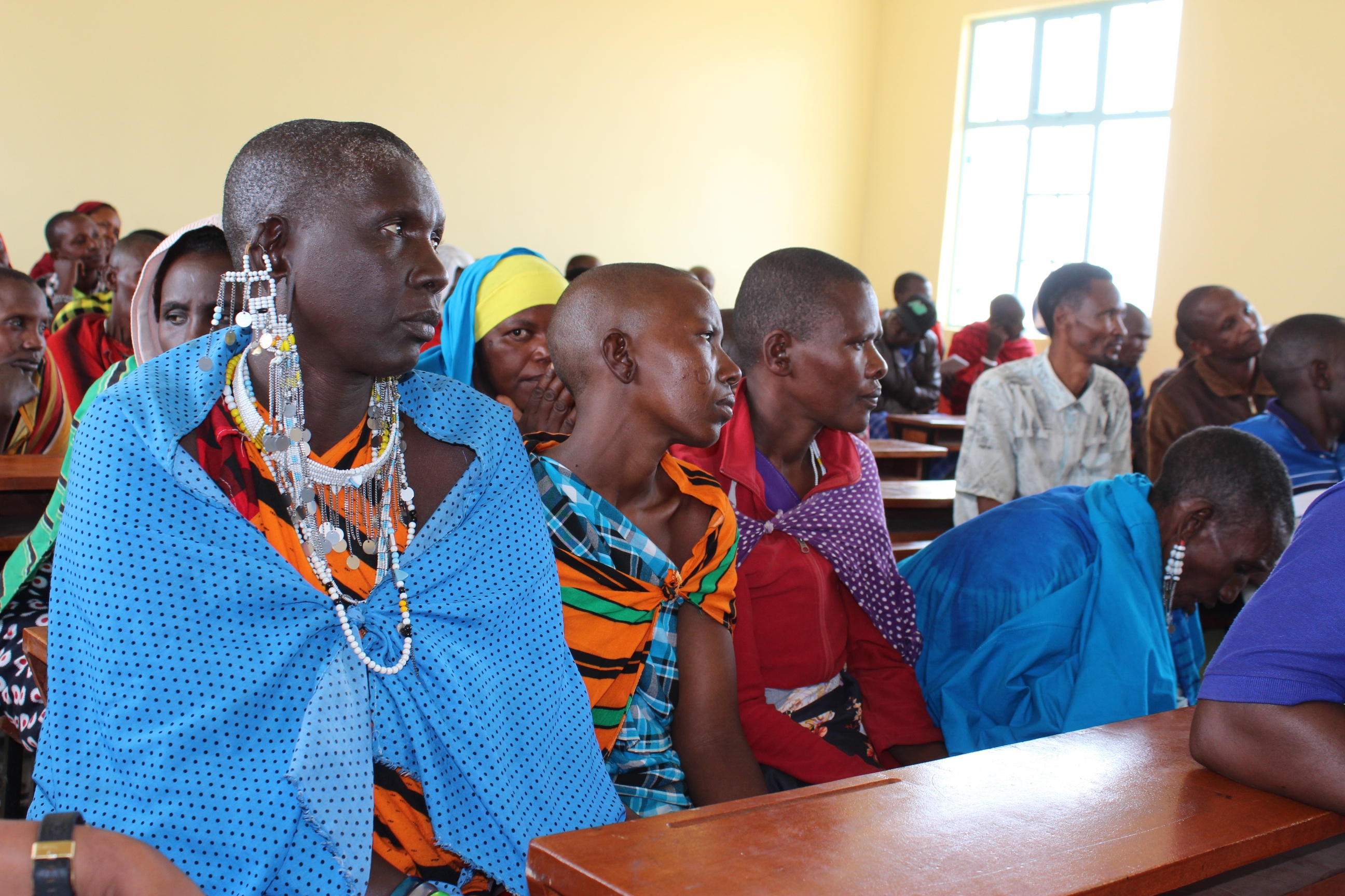 Massai Frauen sitzen in Versammlungsraum