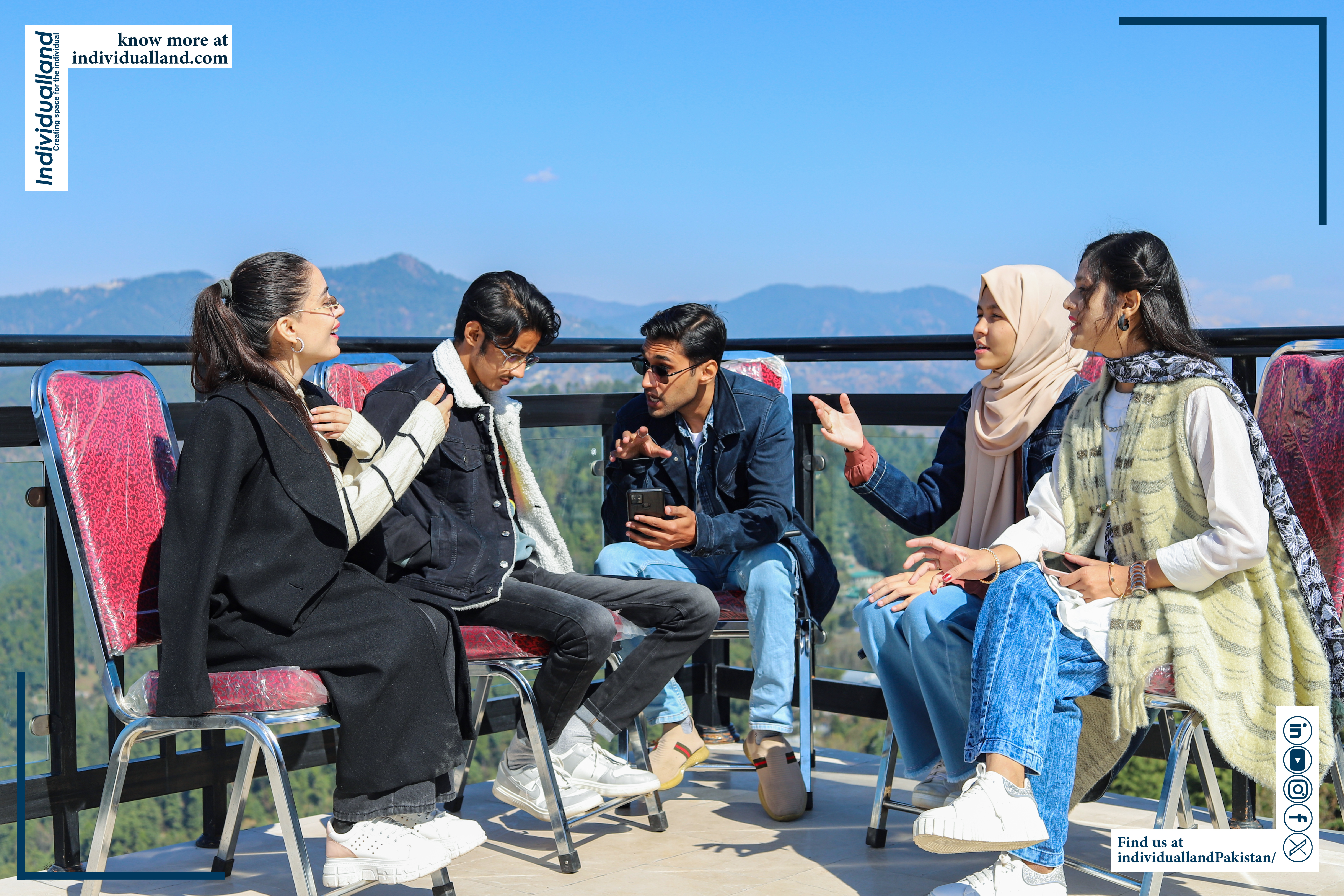 Individualland Hybrid course finalist engaged in discussion 