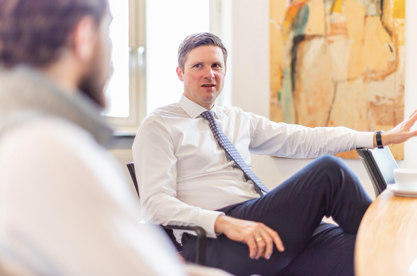 Dr. Florian Toncar während des Gesprächs mit Vincent Stäßer