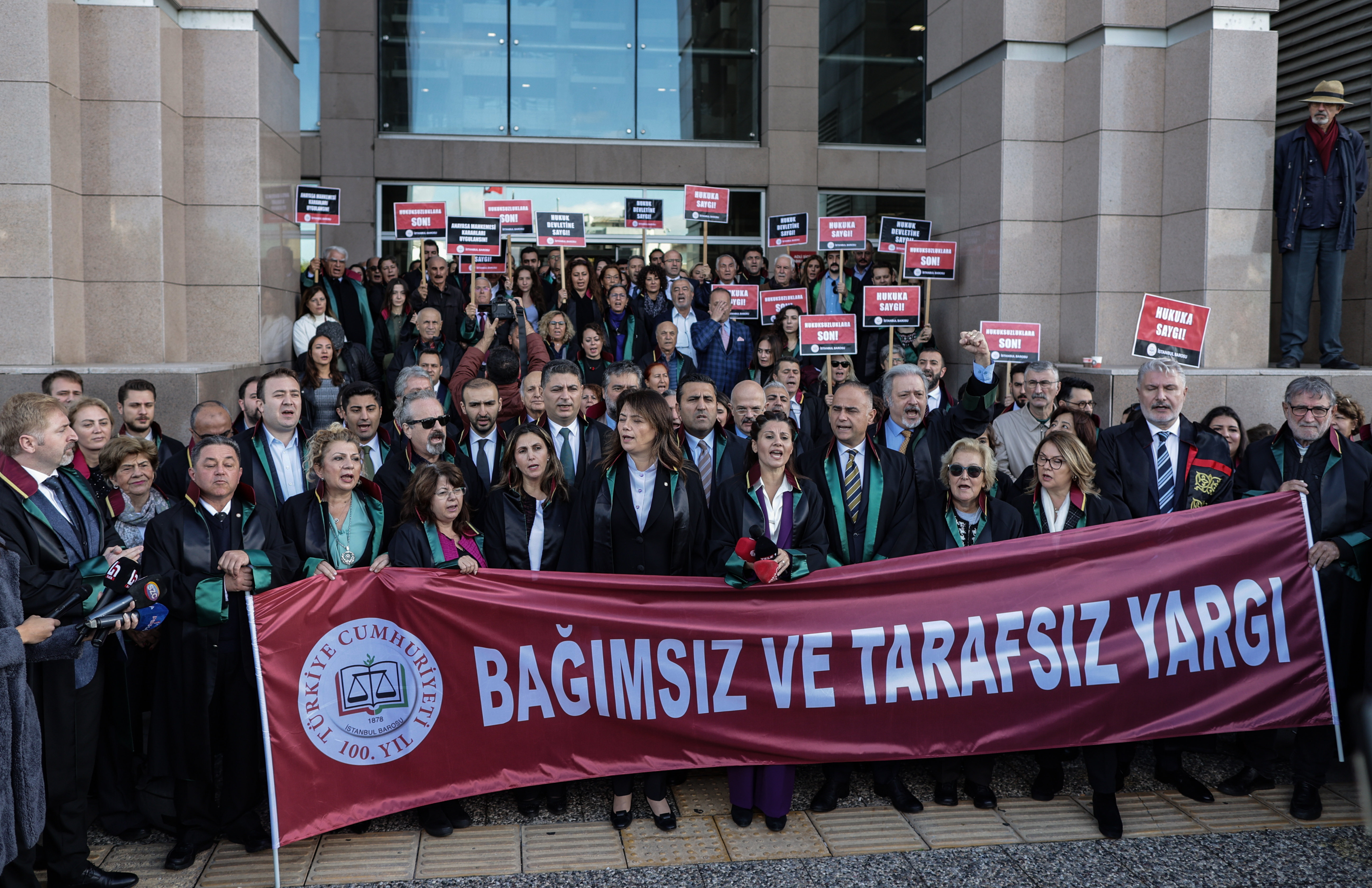 Anwälte halten ein Transparent mit der Aufschrift "Unabhängige und unparteiische Justiz" und rufen Slogans während eines Protestes gegen die Entscheidung des Obersten Gerichtshofs der Türkei in Bezug auf den inhaftierten Abgeordneten Can Atalay vor dem Istanbuler Gerichtsgebäude in Istanbul