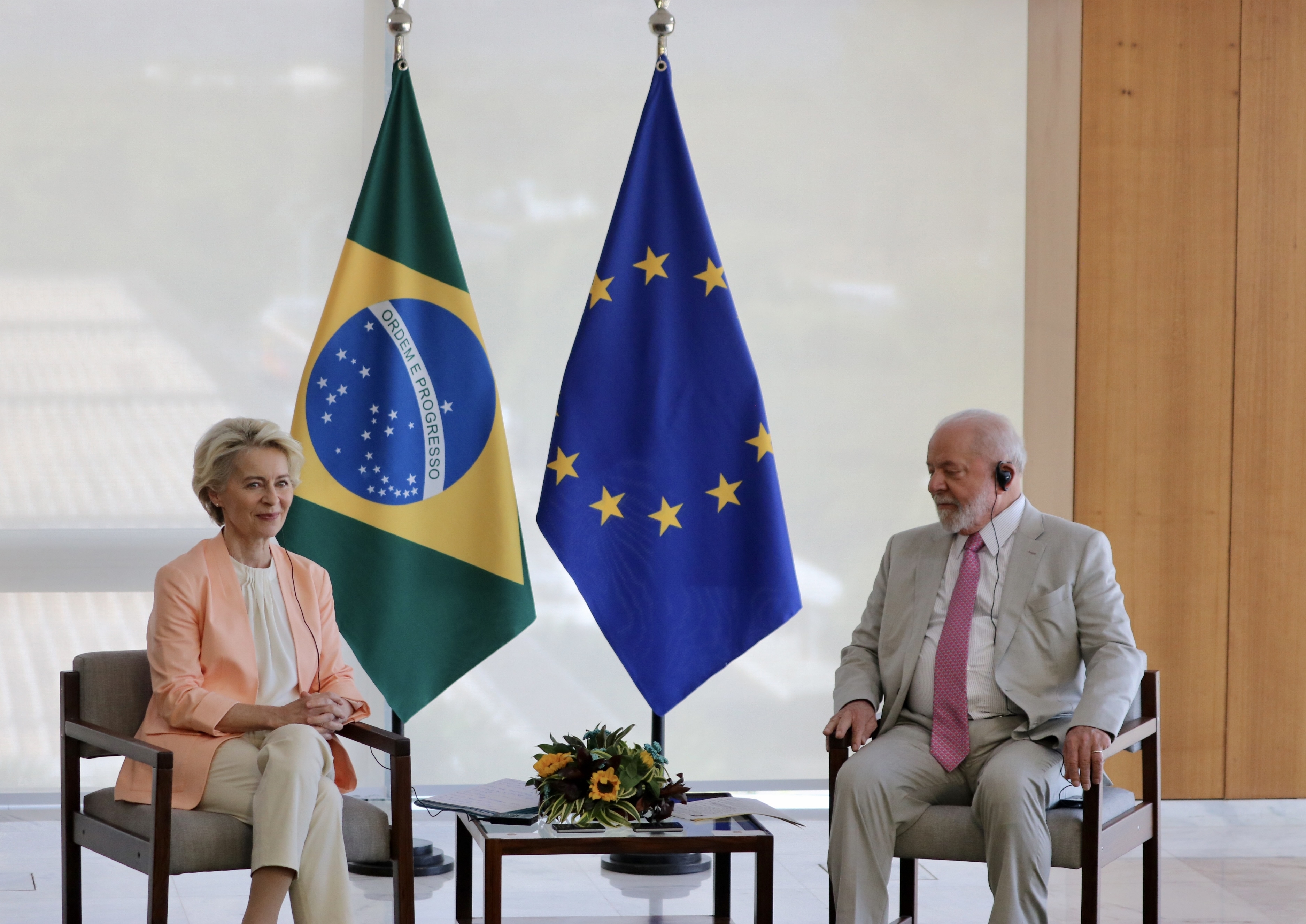 EU-Kommissionspräsidentin Ursula von der Leyen und Brasiliens Präsident Luiz Inácio Lula da Silva