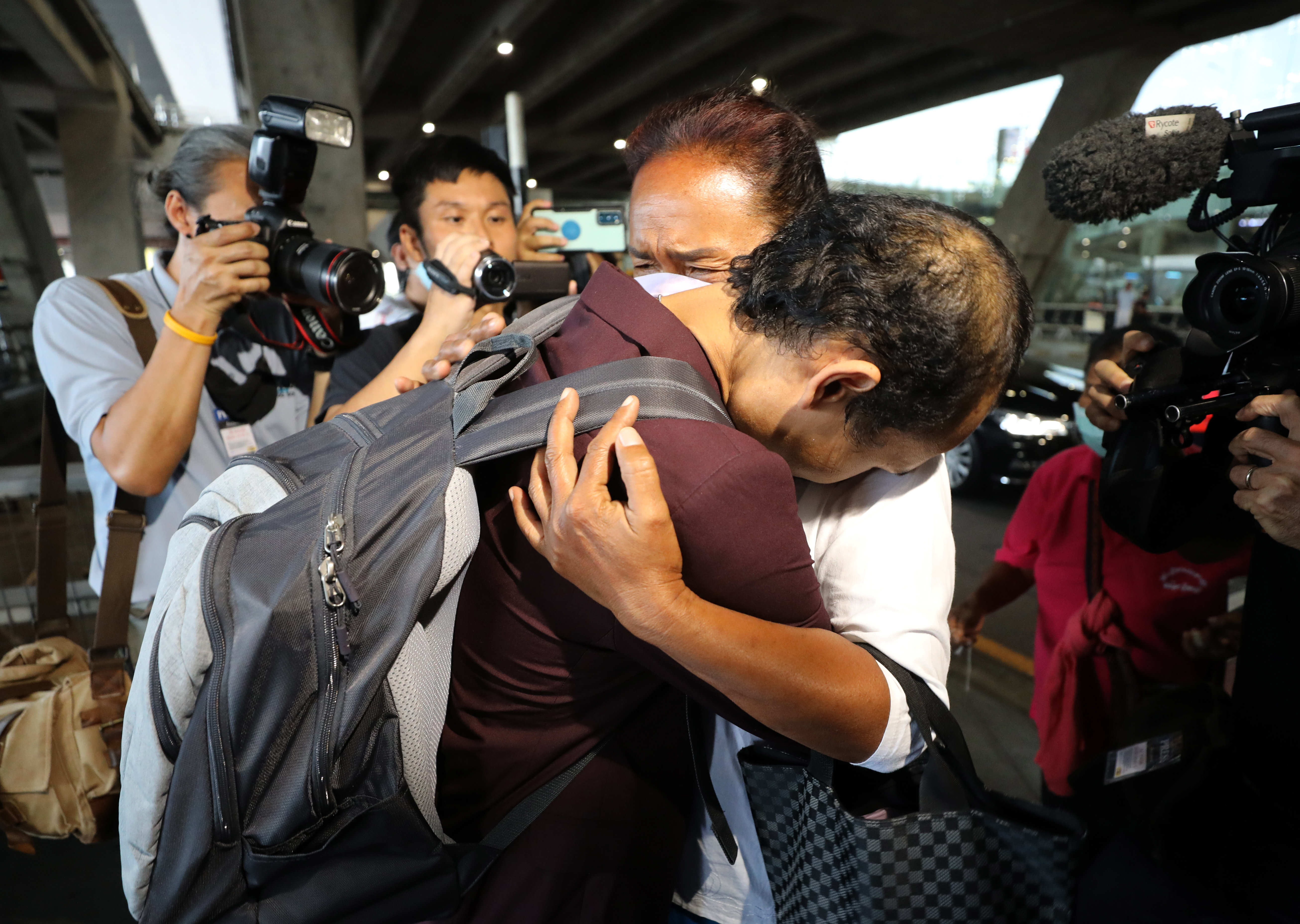 Ein thailändischer Arbeiter, der bei den Angriffen auf Israel am 07. Oktober von der militanten palästinensischen Gruppe Hamas als Geisel genommen wurde, umarmt seine Mutter, als eine Gruppe freigelassener thailändischer Geiseln aus Israel am Suvarnabhumi-Flughafen in Bangkok, Provinz Samut Prakan, Thailand, eintrifft. 