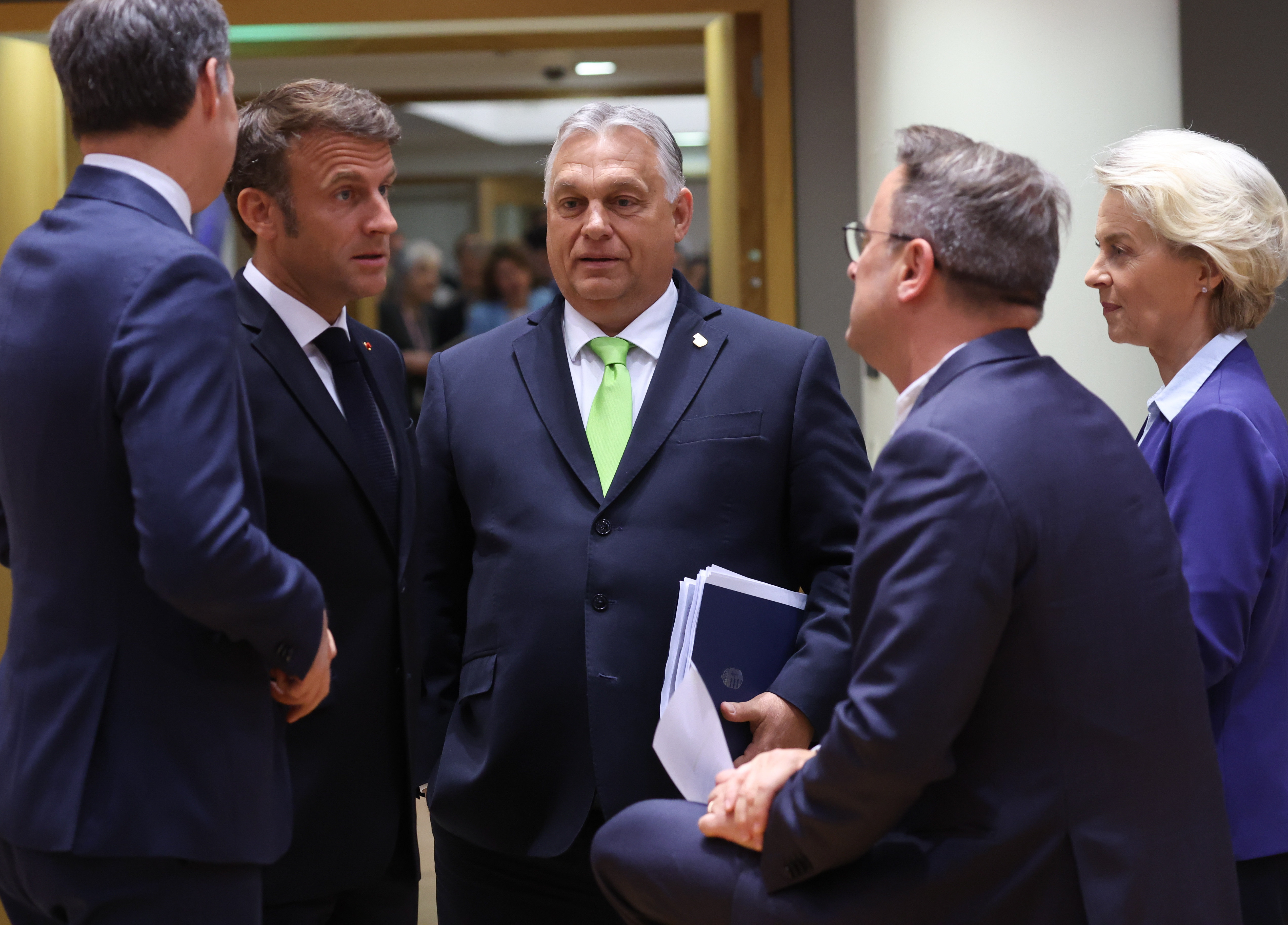 Ministerpräsident Alexander De Croo , der französische Präsident Emmanuel Macron , der ungarische Premierminister Viktor Orban, der luxemburgische Premierminister Xavier Bettel und die Präsidentin der Europäischen Kommission Ursula von der Leyen