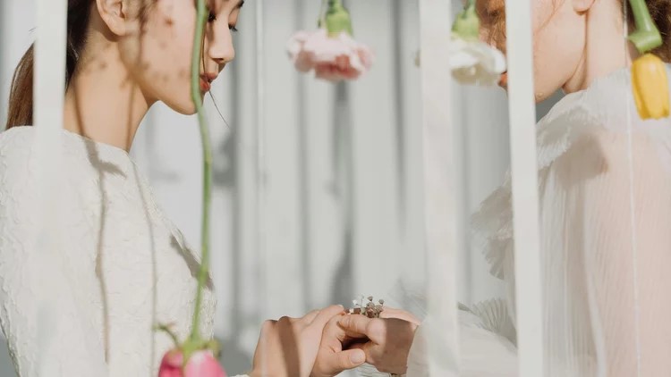 ผู้หญิงสองคนแต่งงานกัน