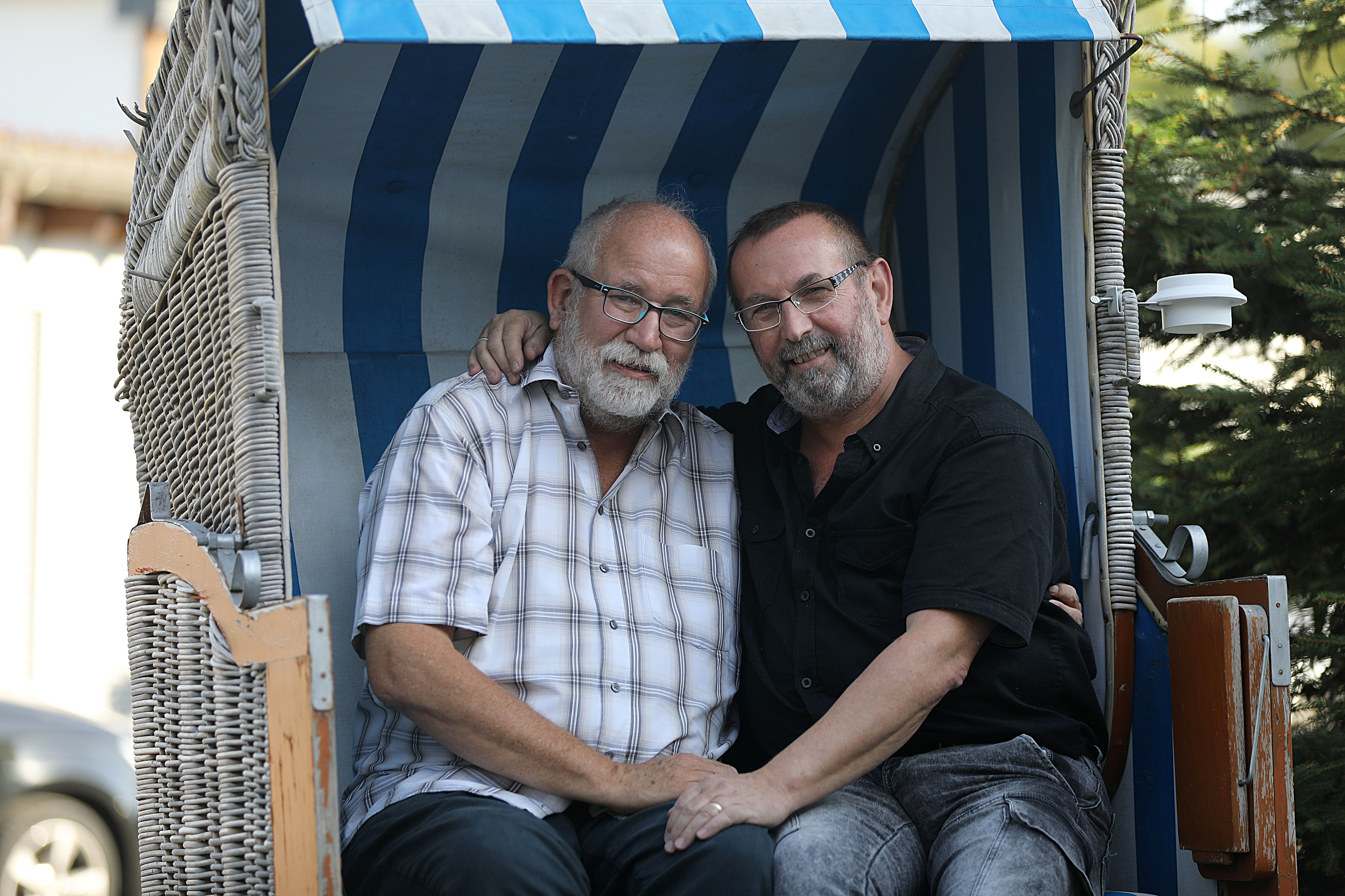 Das schwule Ehepaar, Bernd Göttling und Dieter Schmitz sitzt arm in arm in einem Strandkorb