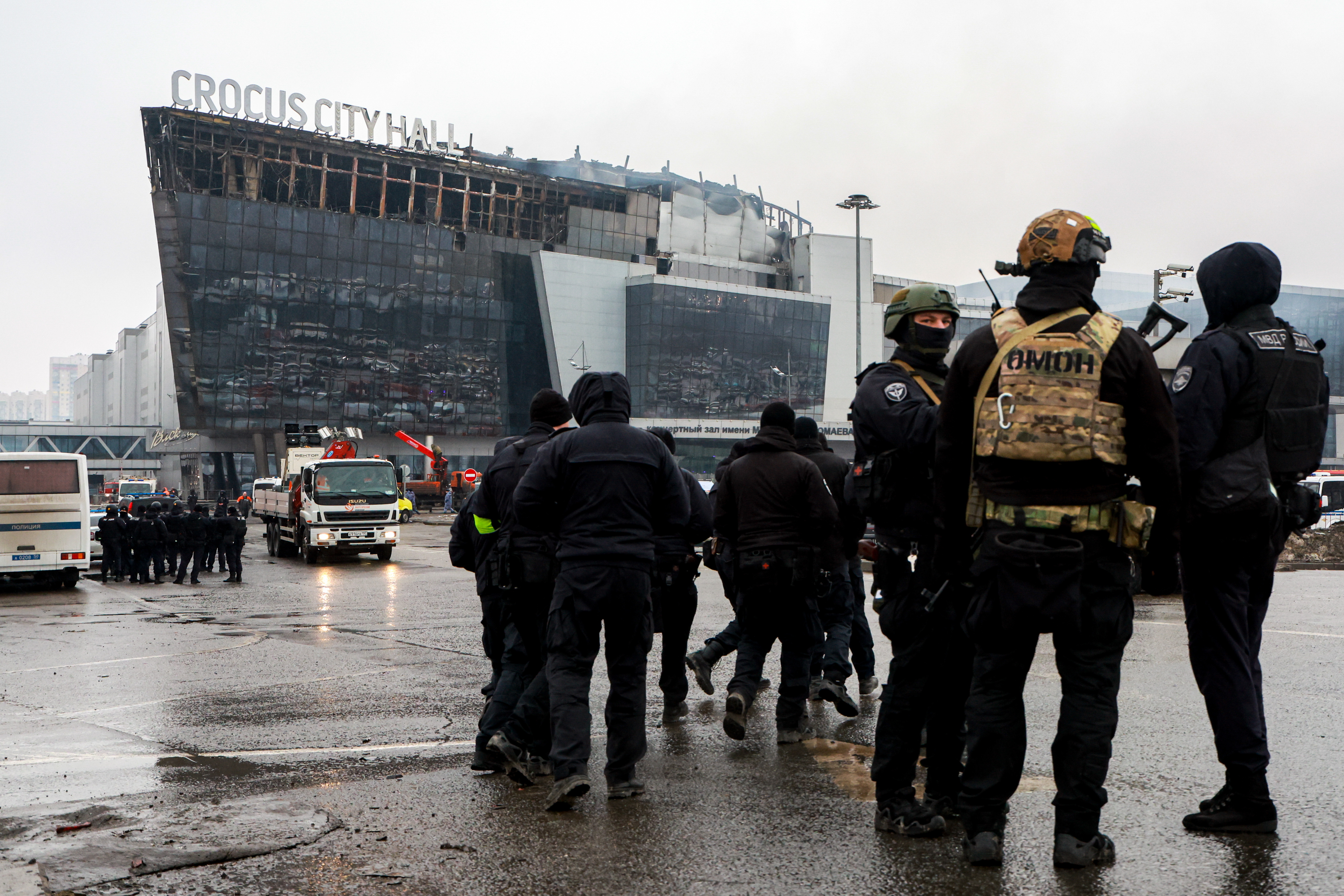 Russische Einsatzkräfte vor der abgebrannten Konzerthalle 