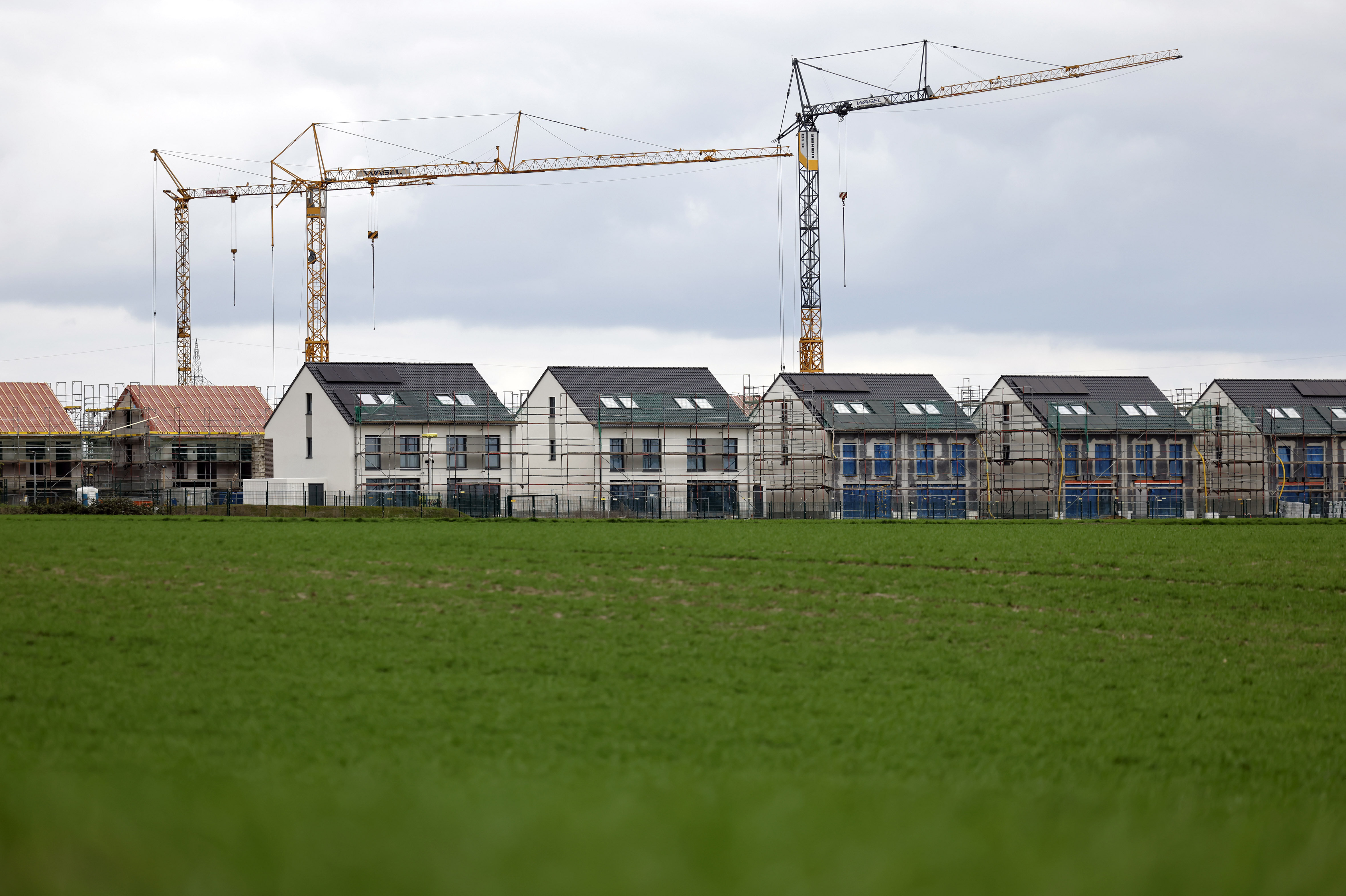 Neubauten auf einem Feld bzw. in einer Neubausiedlung 