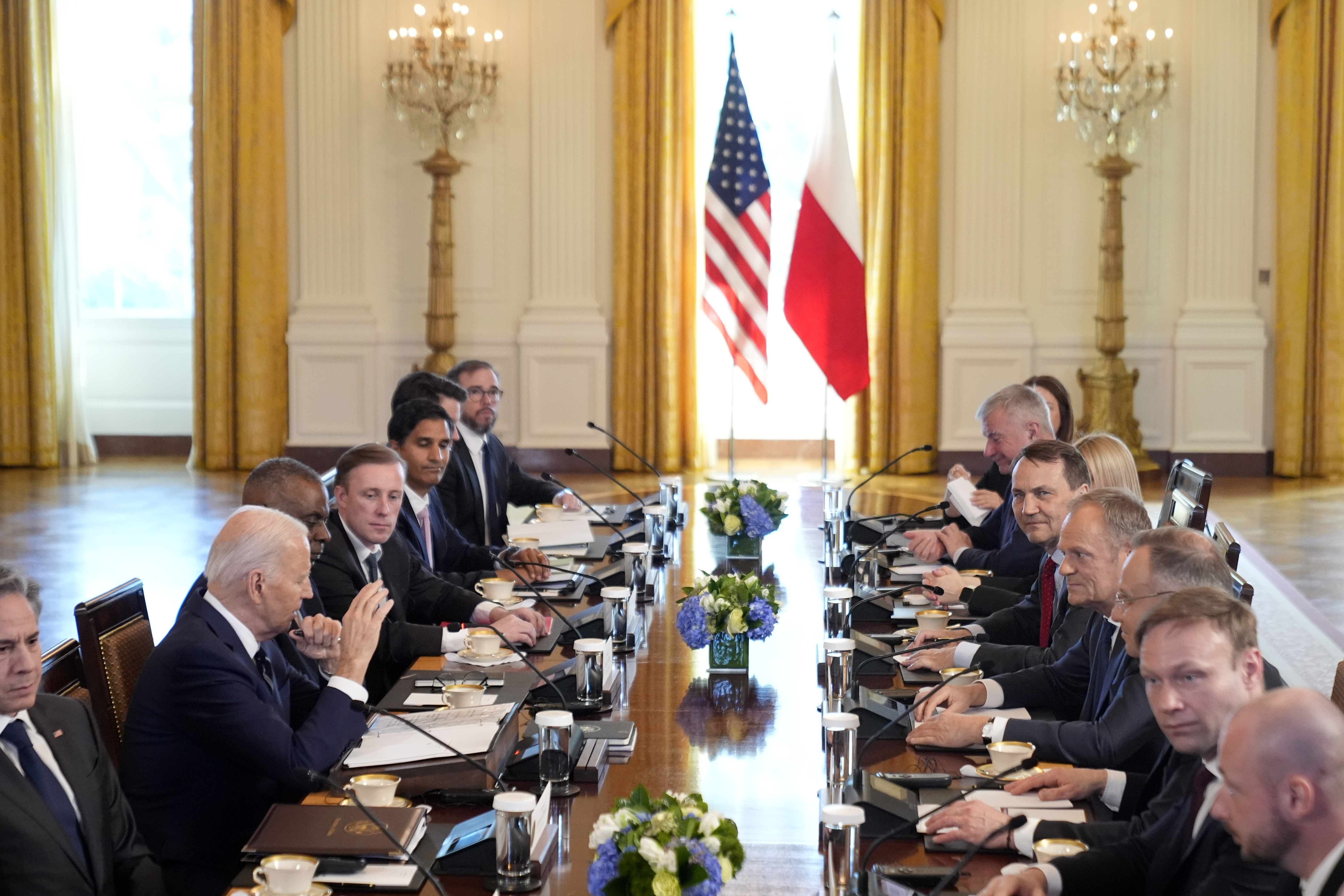 Präsident Joe Biden trifft sich mit dem polnischen Präsidenten Andrzej Duda und dem polnischen Premierminister Donald Tusk im East Room des Weißen Hauses