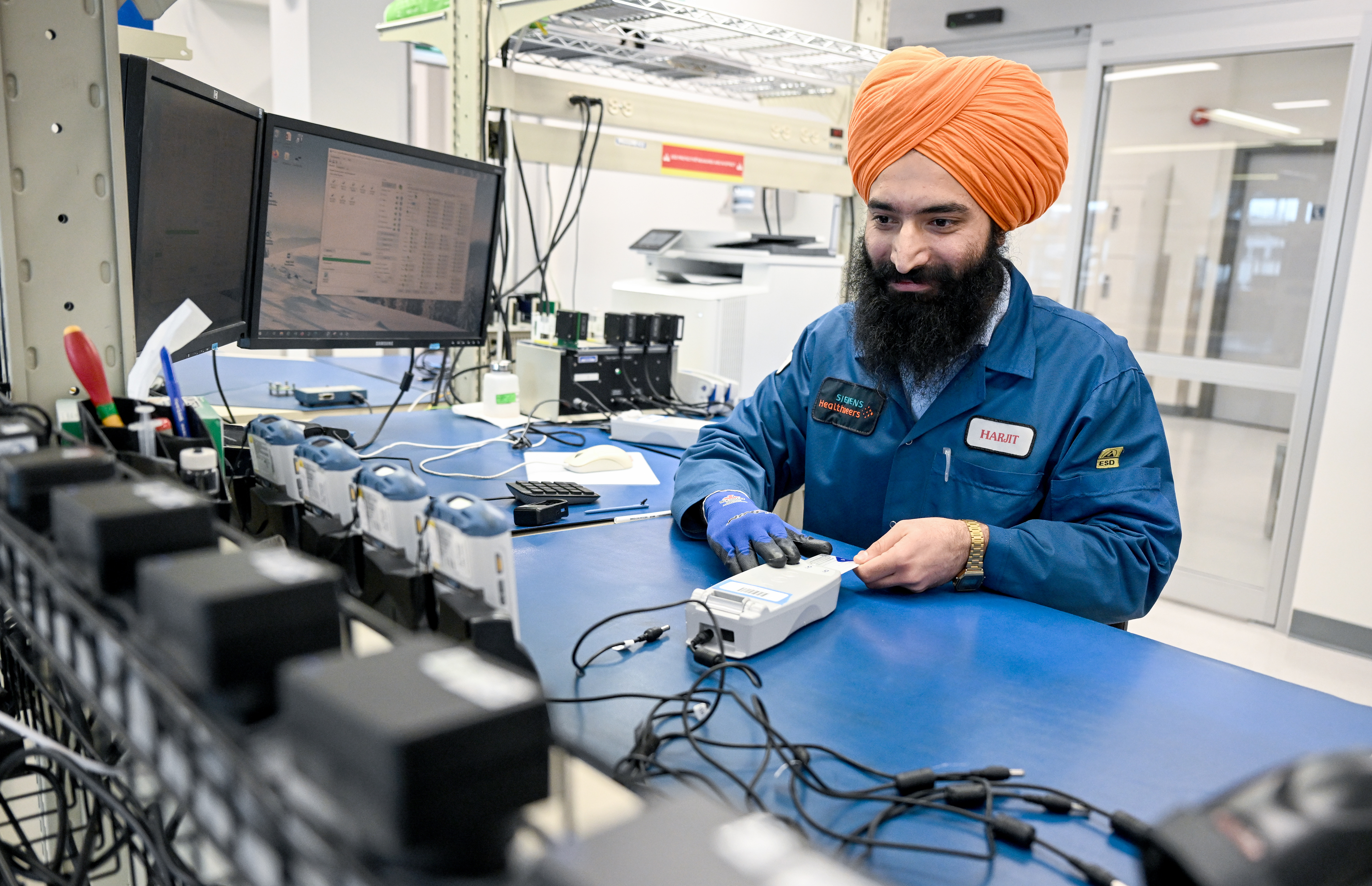 Hajrit Singh an seinem Arbeitsplatz bei der Firma Siemens Healthineers. Ohne Arbeitskräfte aus dem Ausland wird es künftig nicht gehen, lautet die Botschaft der Ampel-Koalition. 