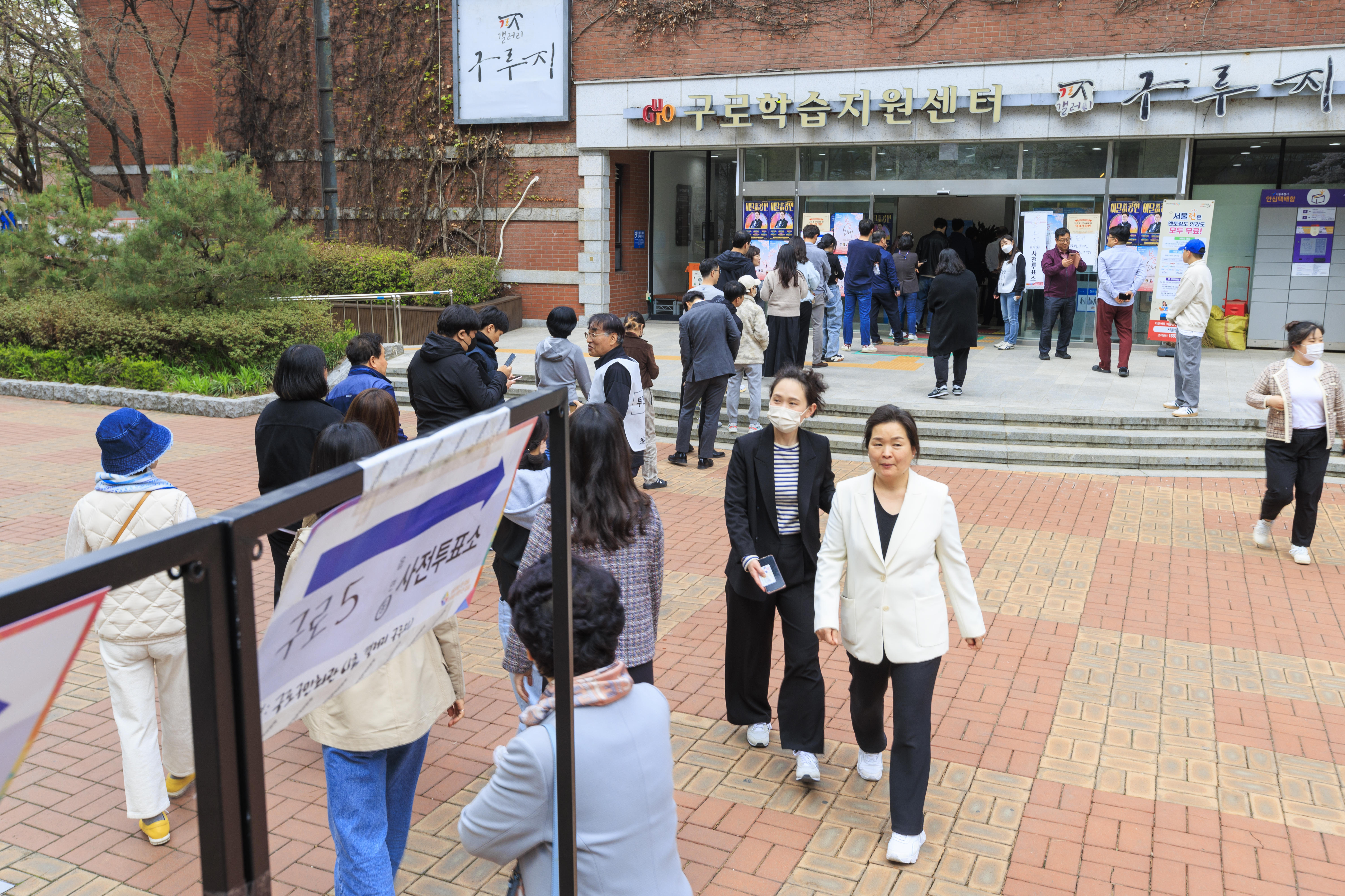 Menschen stehen in einem Wahllokal in Guro-gu, Seoul, Südkorea, am 5. April 2024 Schlange, um ihre Stimme bei der vorgezogenen Wahl für die Parlamentswahlen am 10. April abzugeben. 