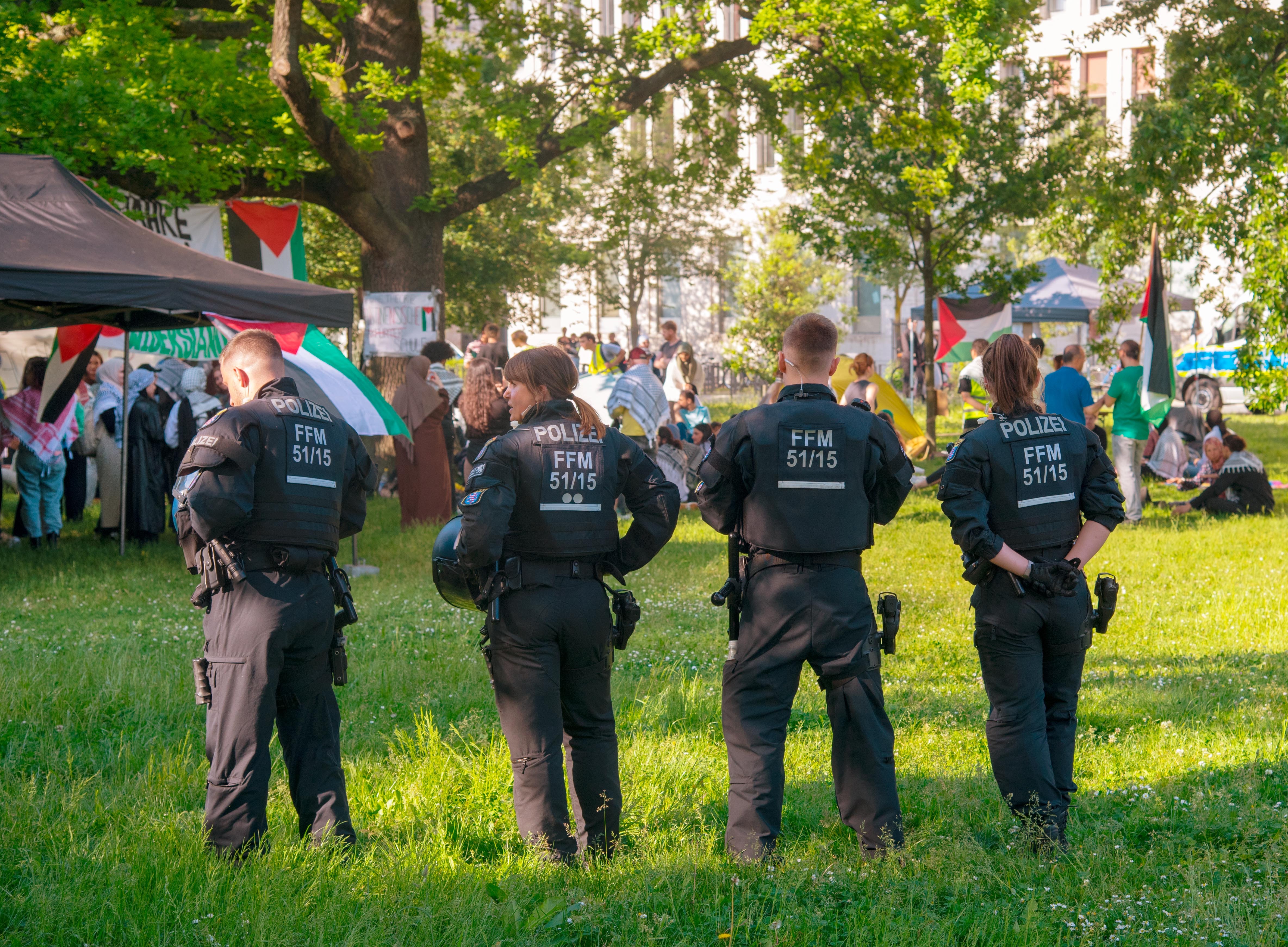 Polizisten bei einem propalästinensischen Protestcamp auf dem Campus der Goethe-Universität.