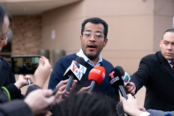 Der Oppositionsführer und ehemalige Präsidentschaftskandidat von Nicaragua, Felix Maradiaga, spricht mit Reportern nach seiner Ankunft aus Nicaragua am Washington Dulles International Airport in Chantilly, Virginia, am Donnerstag, 9. Februar 2023. 