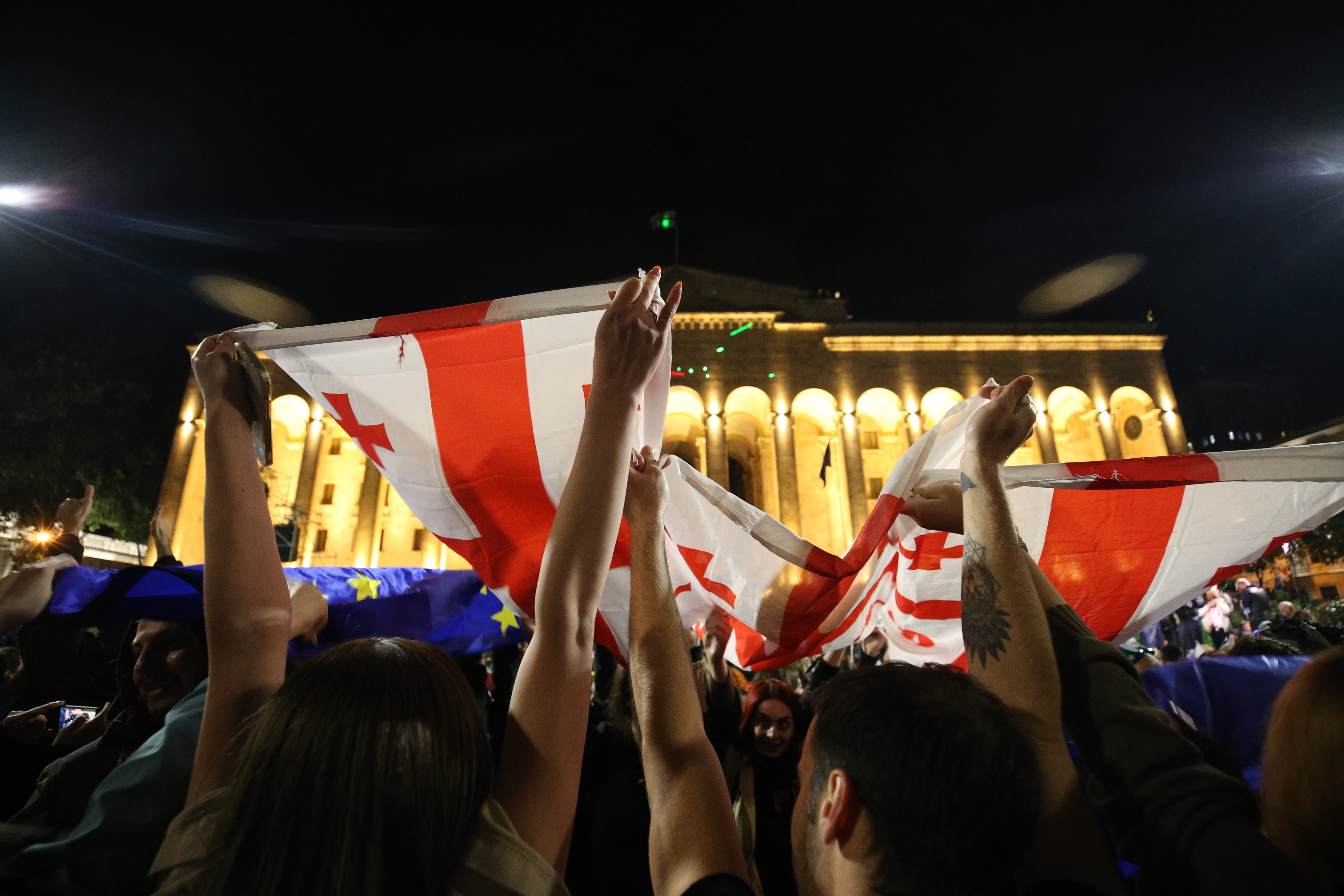 Demonstranten, die sich gegen den Gesetzentwurf zur „Transparenz ausländischer Einflussnahme“ aussprechen, versammeln sich vor dem Parlamentsgebäude zu einer nächtlichen Protestaktion in Tiflis, Georgien