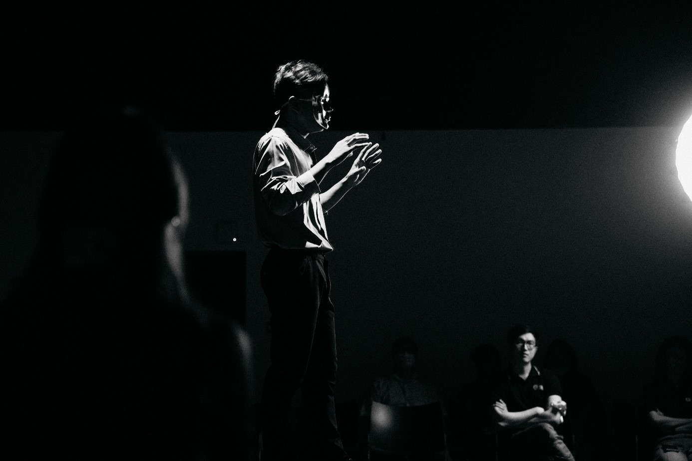 Teilnehmer von “Open Mic” 2022, der mit einer Maske auftritt, um anonym sprechen zu können 