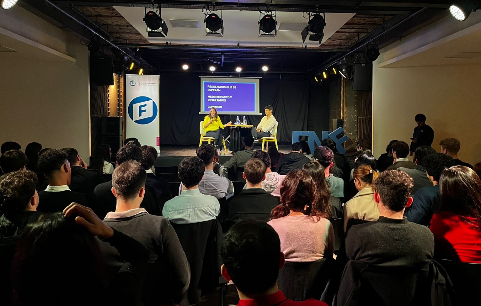 Jóvenes participando del evento