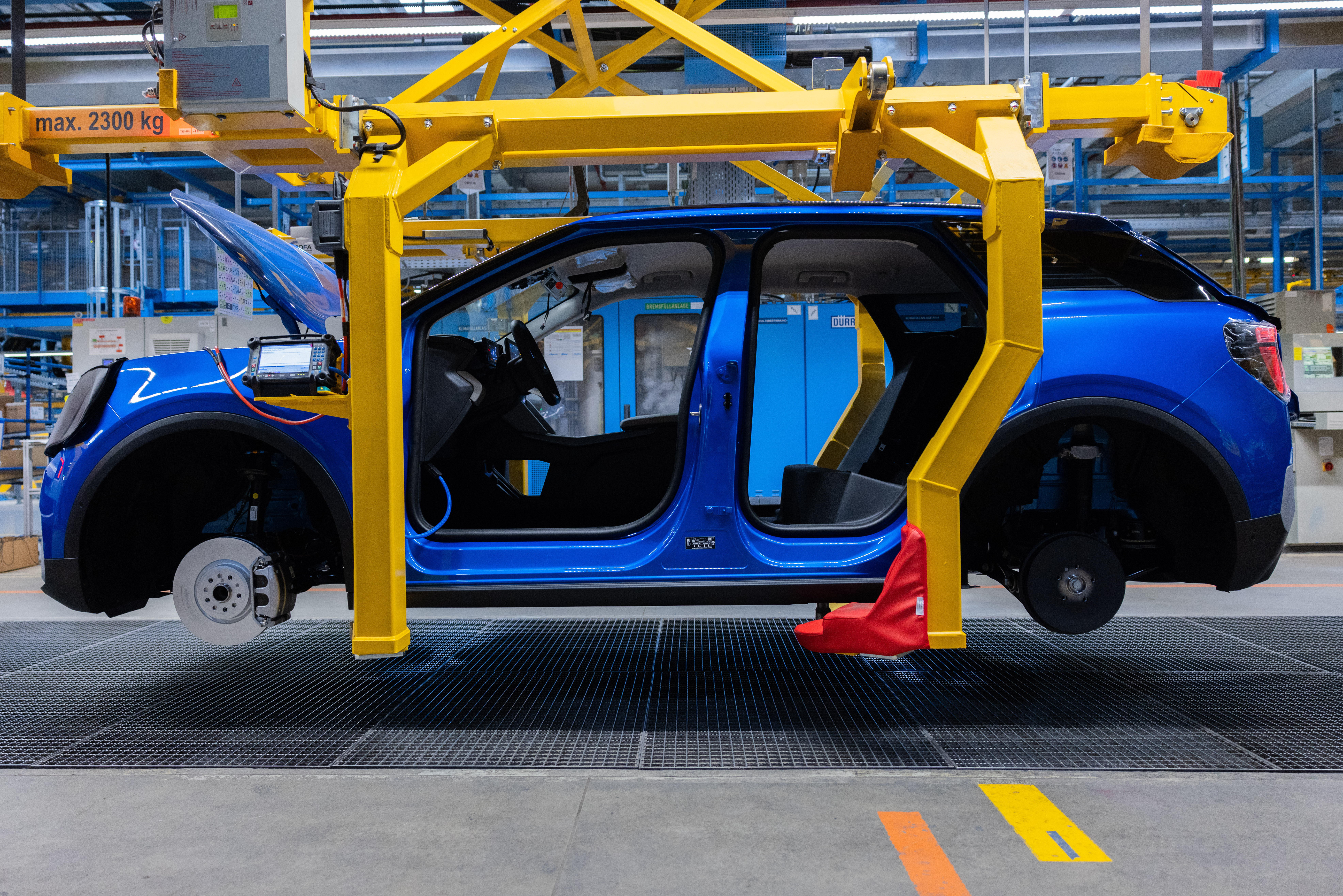 Ford Elektroauto vom Typ Explorer beim Produktionsstart in der Halle. Es ist das erste Elektroauto von Ford aus Europa.