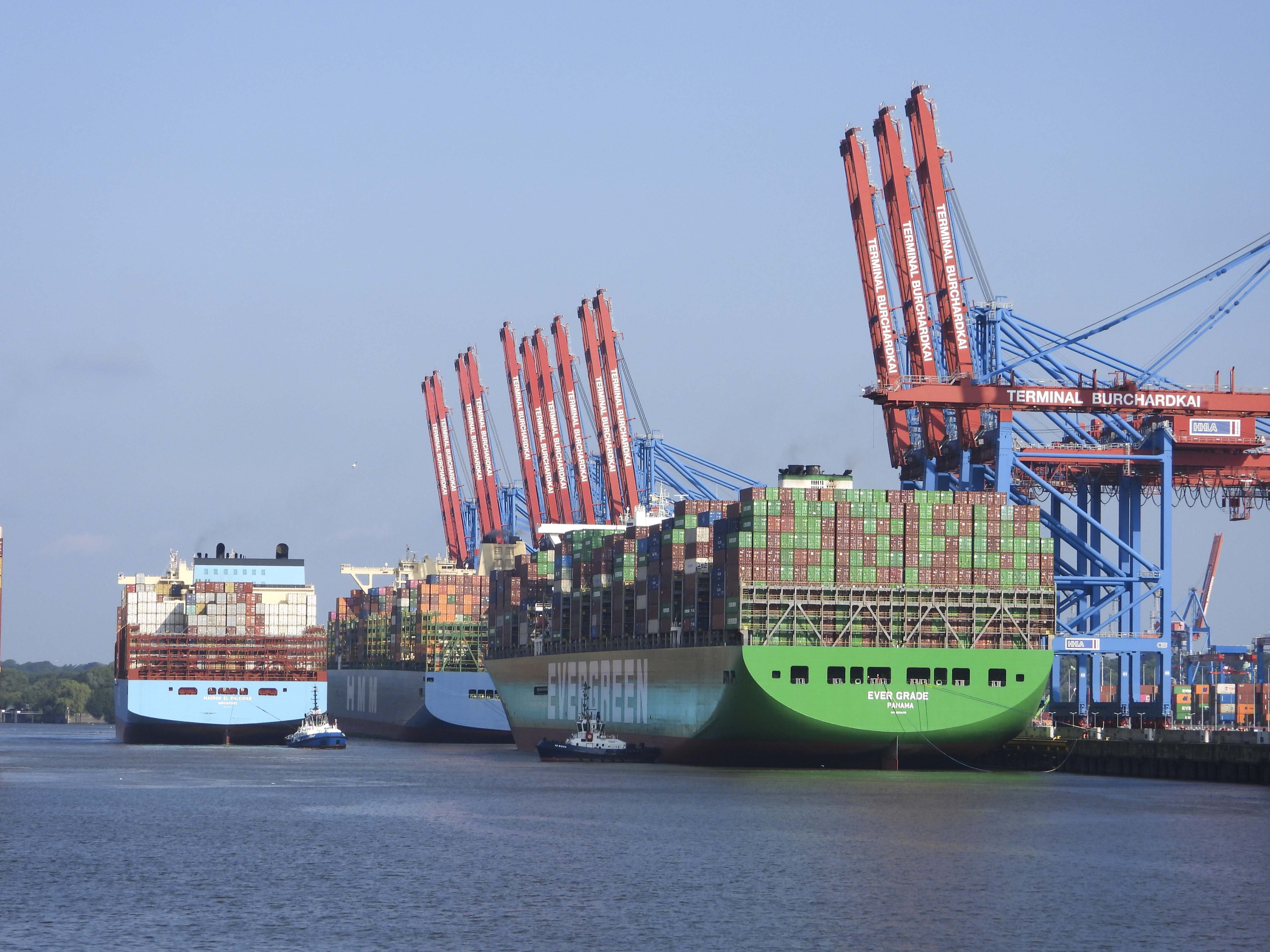 Containerschiff im Hamburger Hafen
