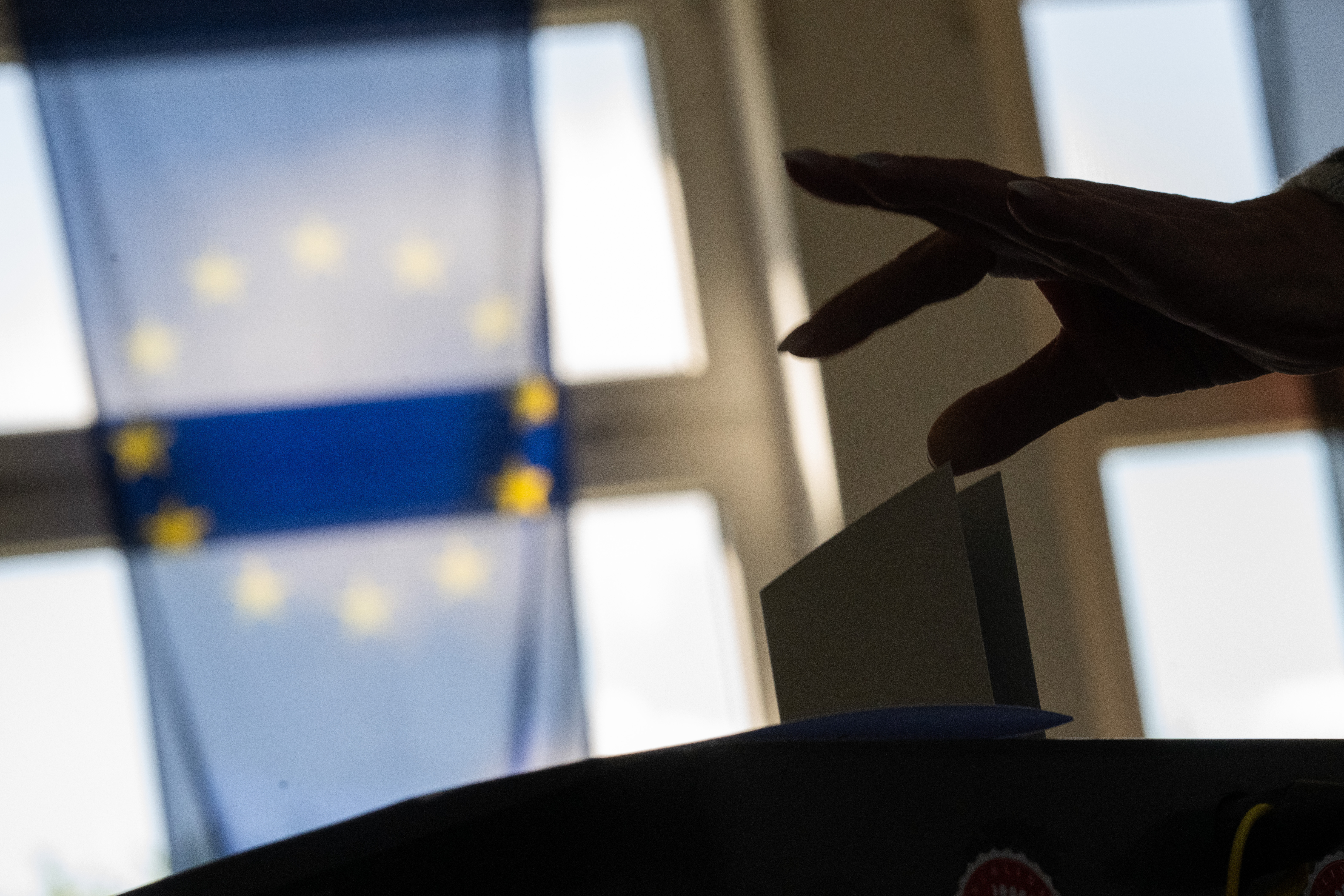 Eine Frau wirft in einem Wahllokal im Bezirk Lichtenberg ihren Wahlzettel für die Europawahl ein