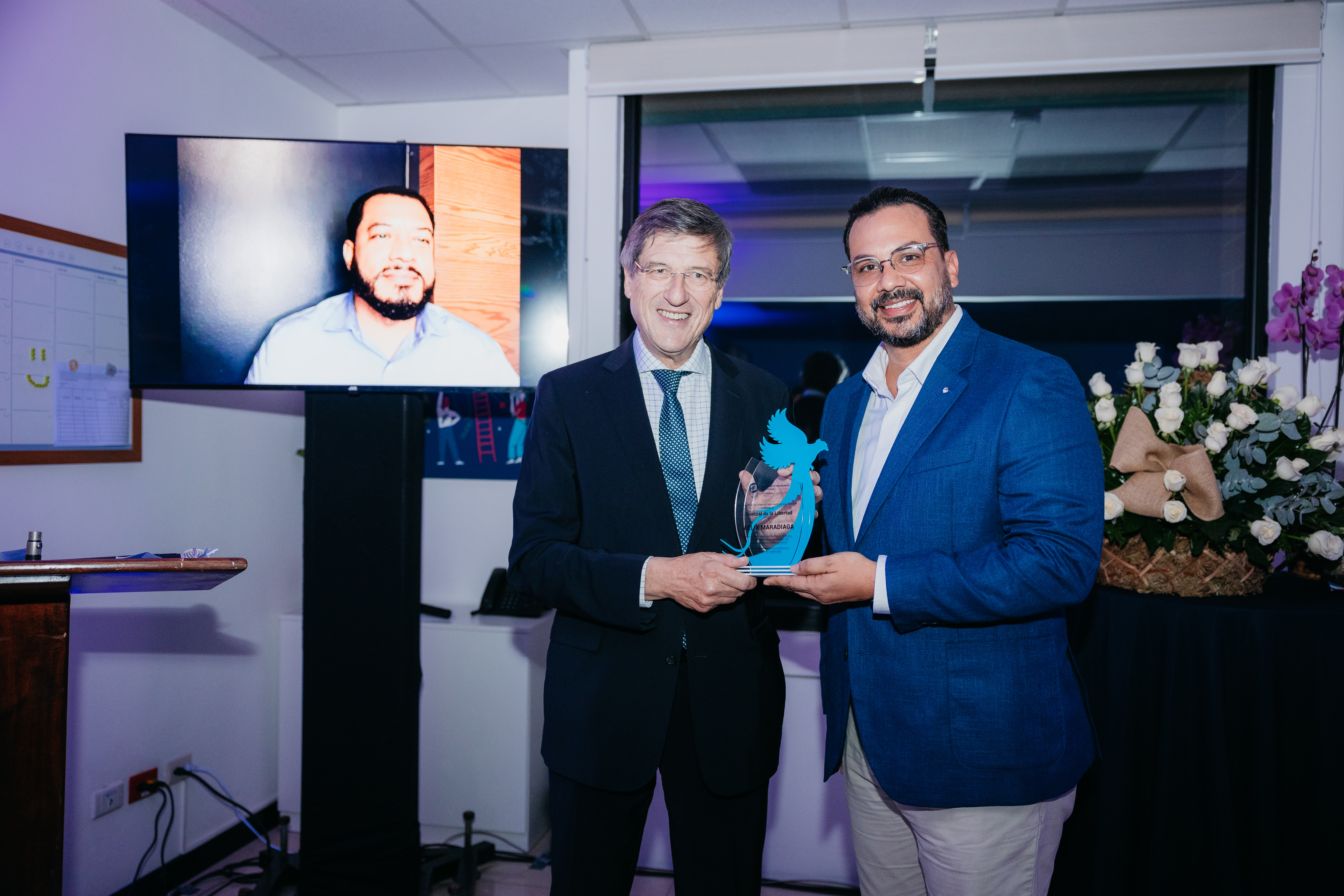 Félix Maradiaga recibe el premio "Quetzal de la Libertad"