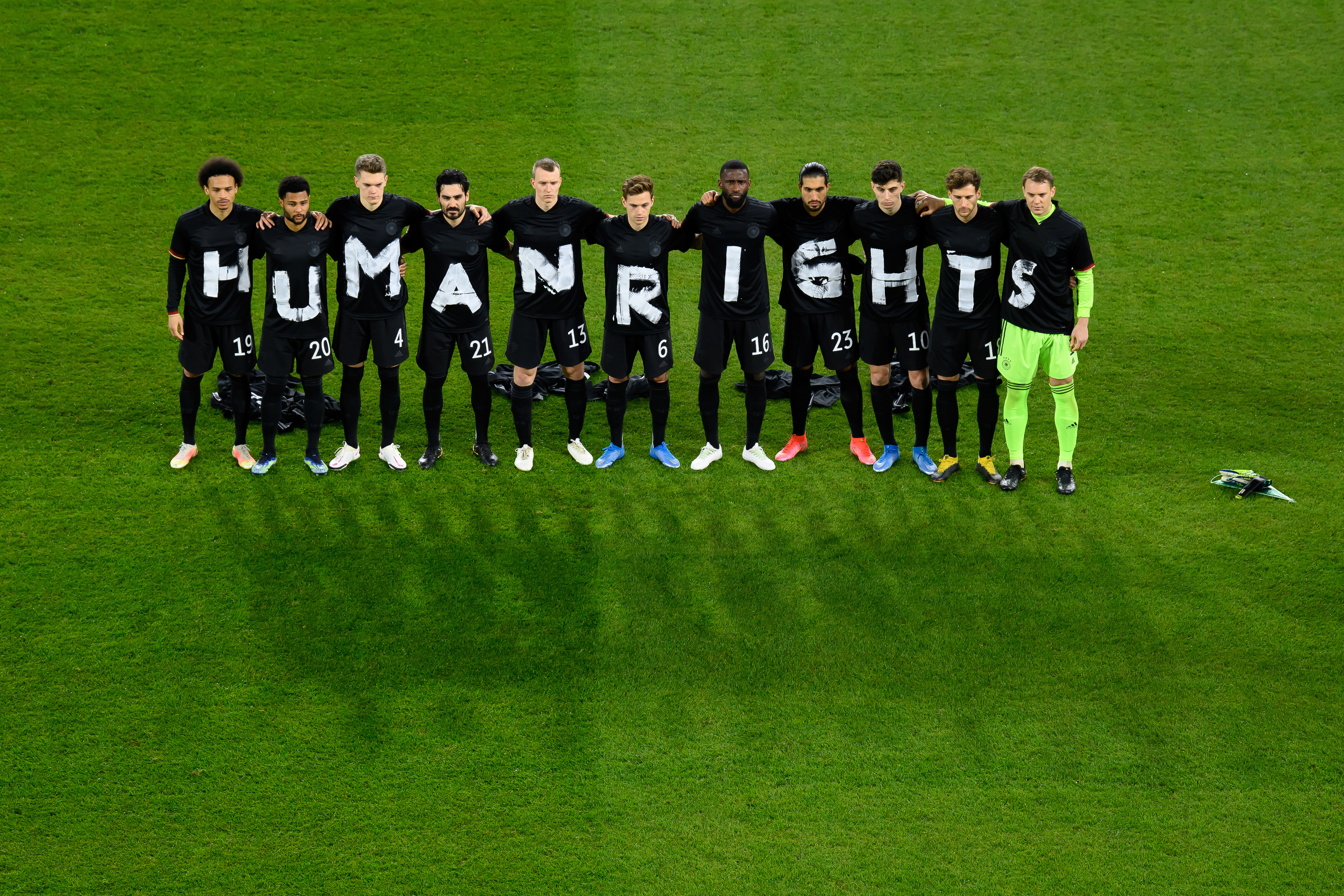T-Shirt-Aktion der deutschen Fußballnationalmannschaft beim WM-Qualifikationsspiel zwischen Deutschland und Island am 25. März 2021 in Duisburg