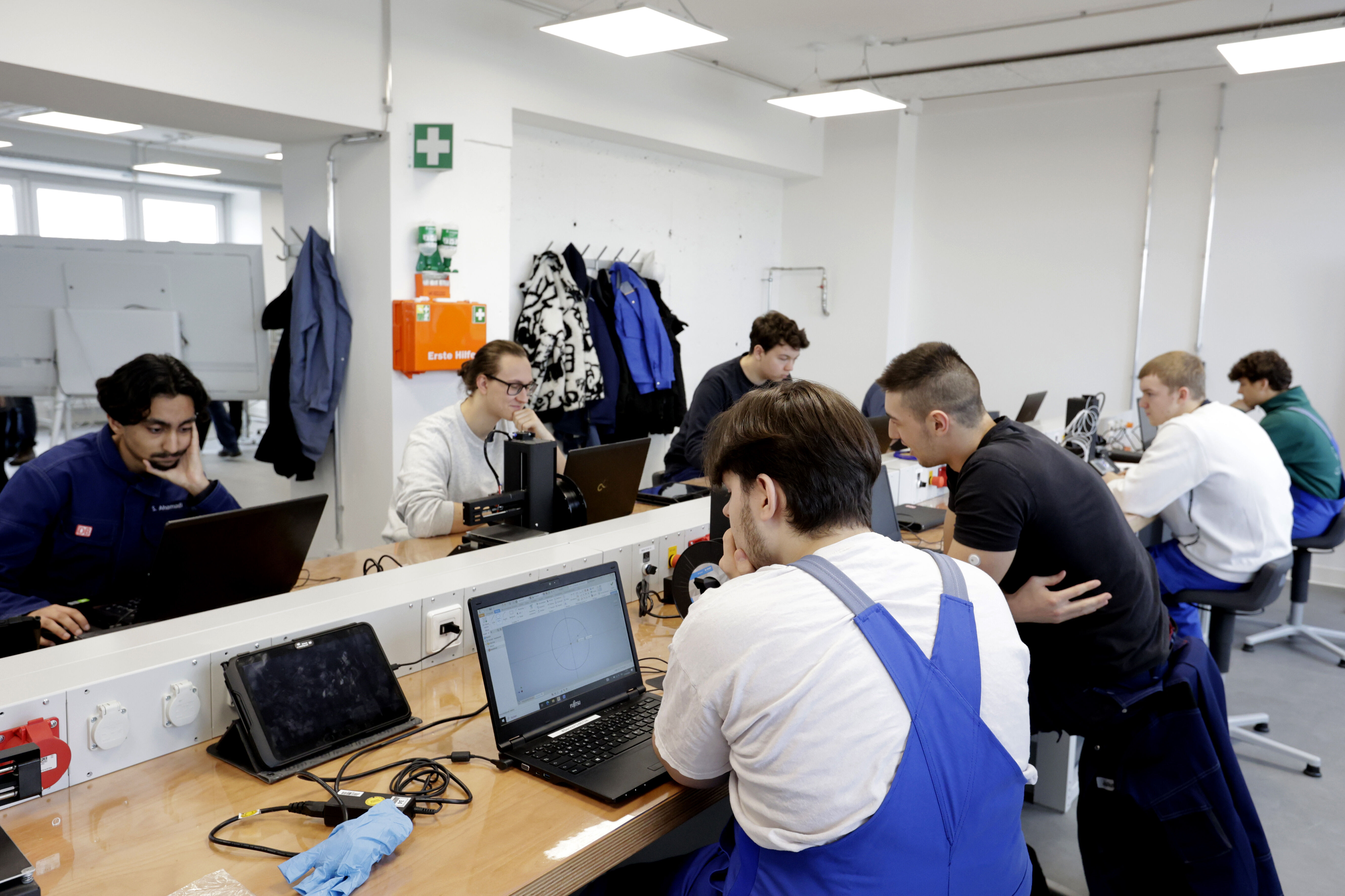 Auszubildende in einer Elektrowerkstatt.