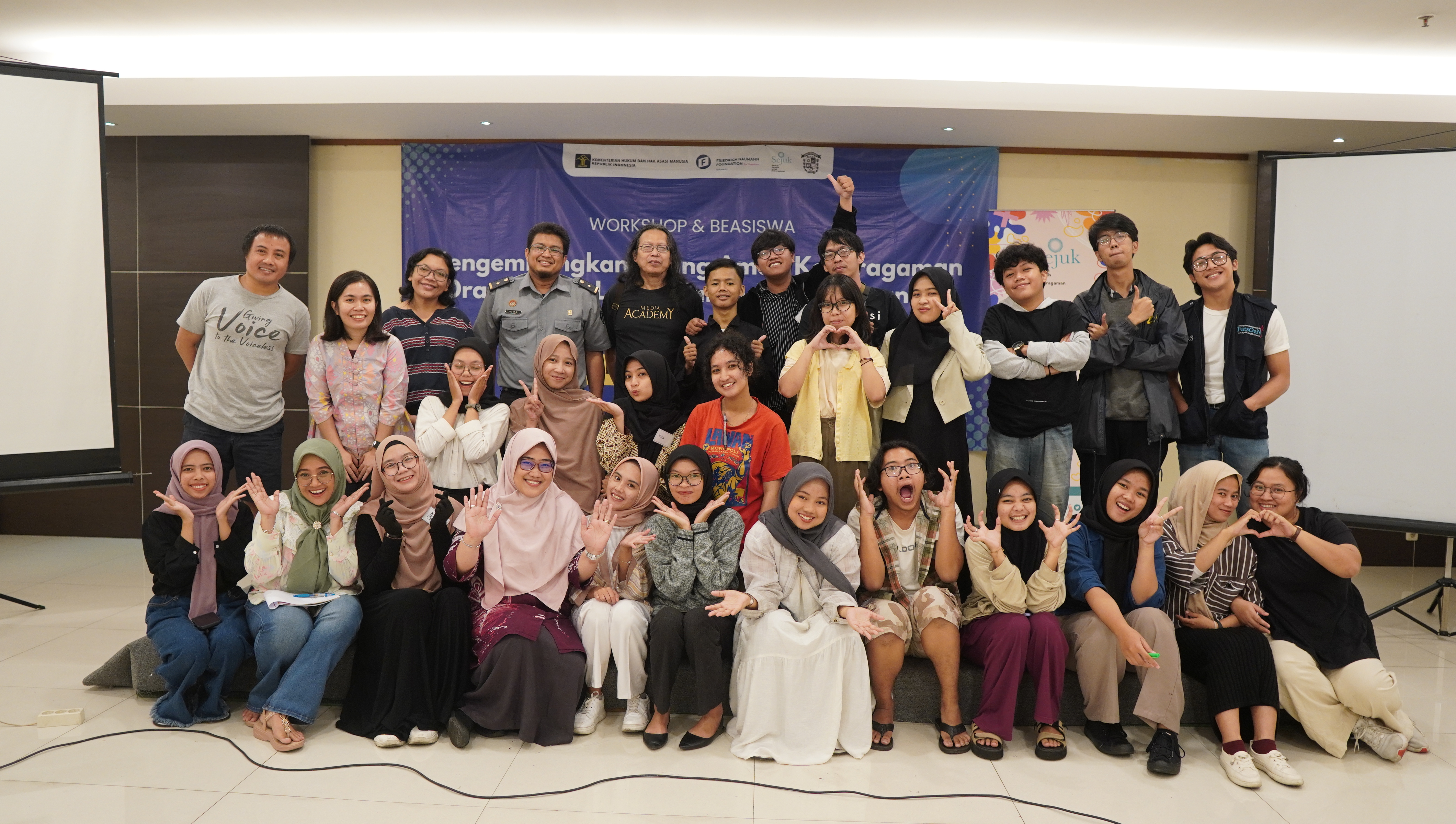 A big group photo of the participants, speakers, and organizers.
