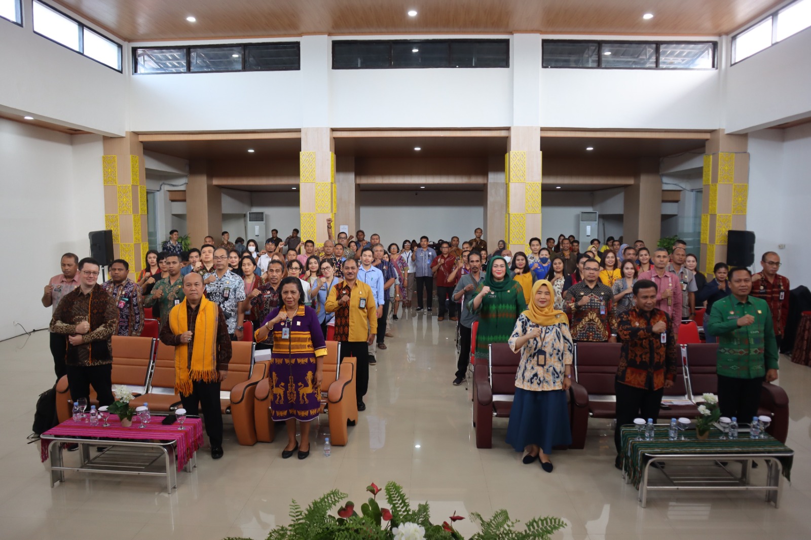 Seluruh Peserta berfoto bersama di kegiatan diseminasi pelayanan publik, Kupang, 11 Juli 2024. Tampak Dr. Stefan Diederich (Project Director Indonesia) berdiri paling kiri di barisan paling depan. Kepala Kantor Wilayah Kementerian Hukum dan HAM NTT, Marciana Dominika Jone, berdiri dua dari kanan Stefan. 