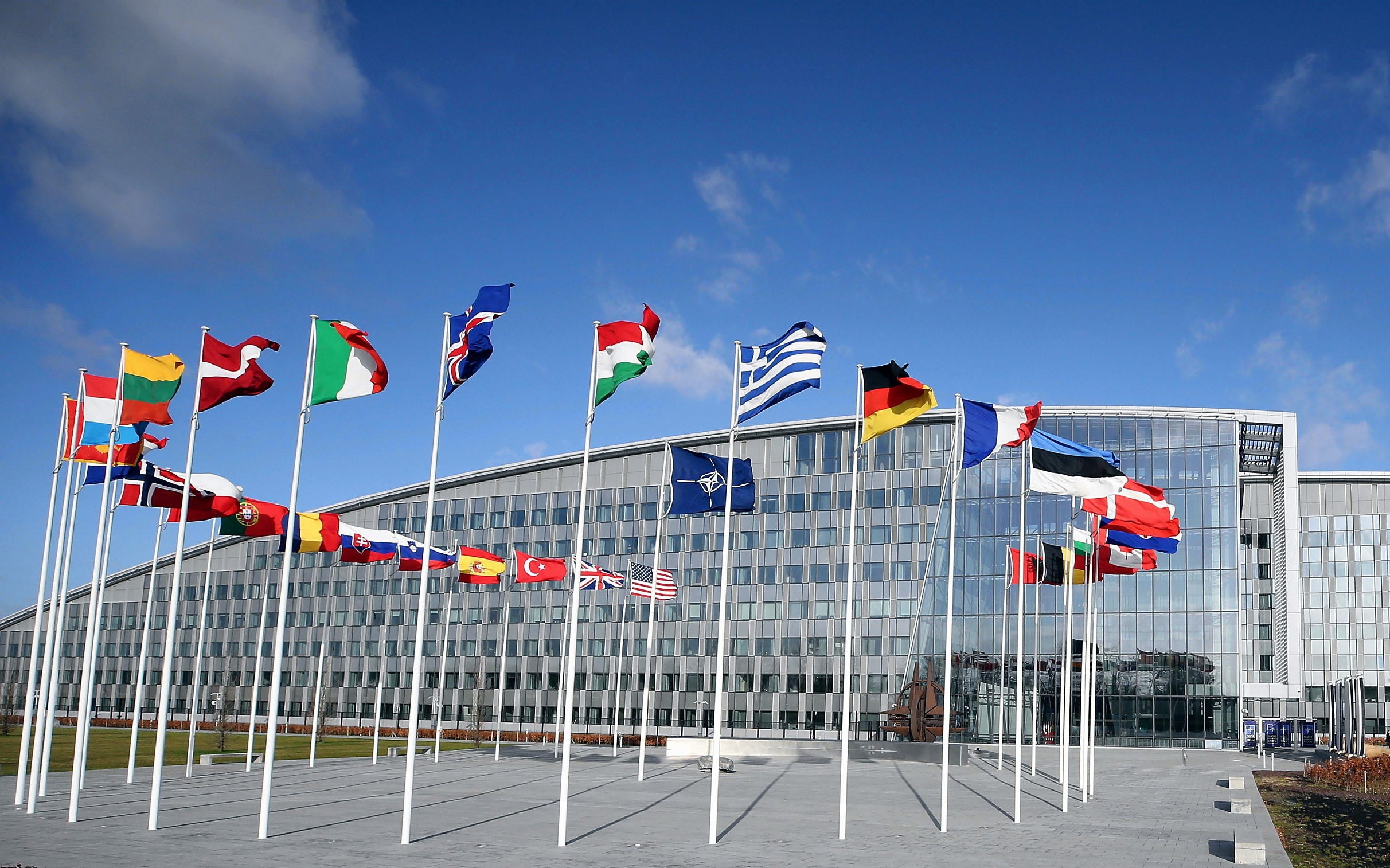 Flaggen der Mitglieder der Nordatlantikvertragsorganisation (NATO) wehen vor dem NATO-Hauptquartier in Brüssel