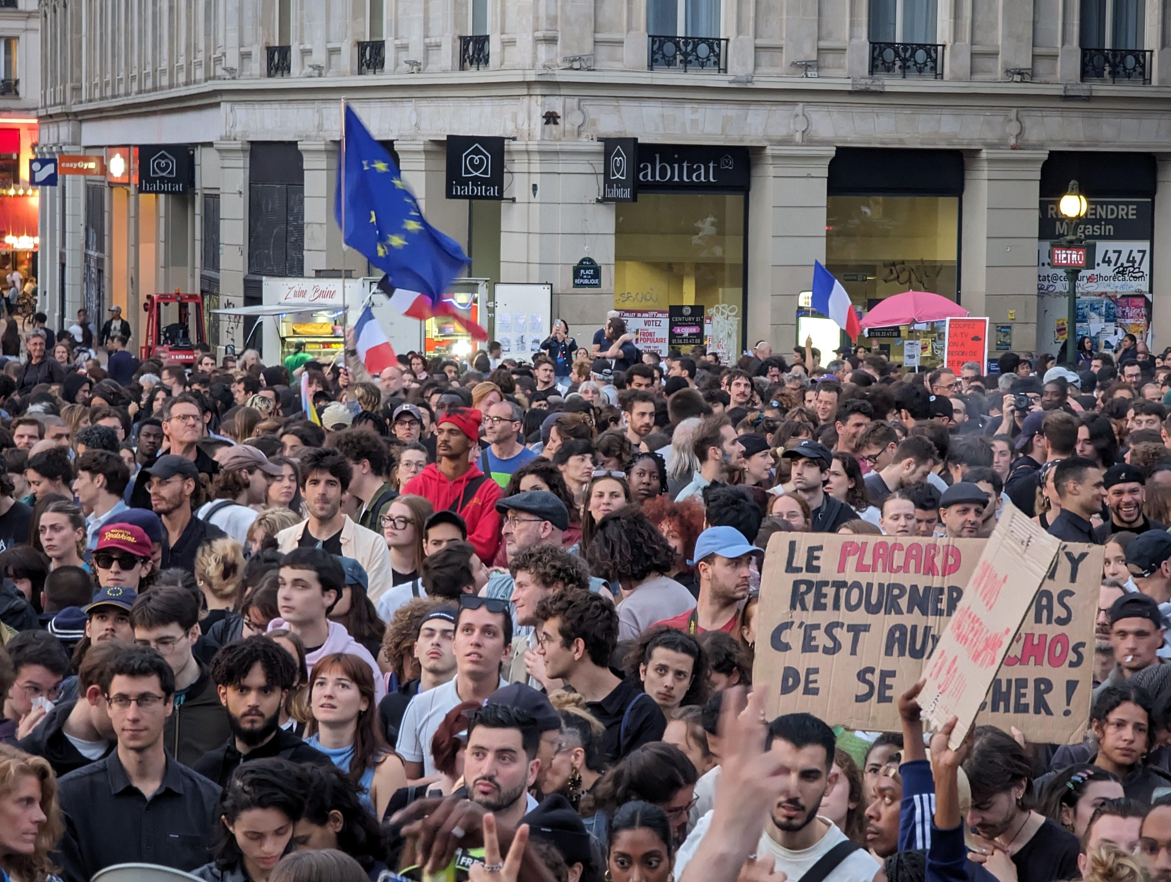 Demonstranten versammeln sich am Place de la République, um gegen die zunehmende rechte Bewegung nach dem Sieg des Rassemblement National in der ersten Runde der vorgezogenen Parlamentswahlen in Paris, Frankreich, am 30. Juni zu protestieren.