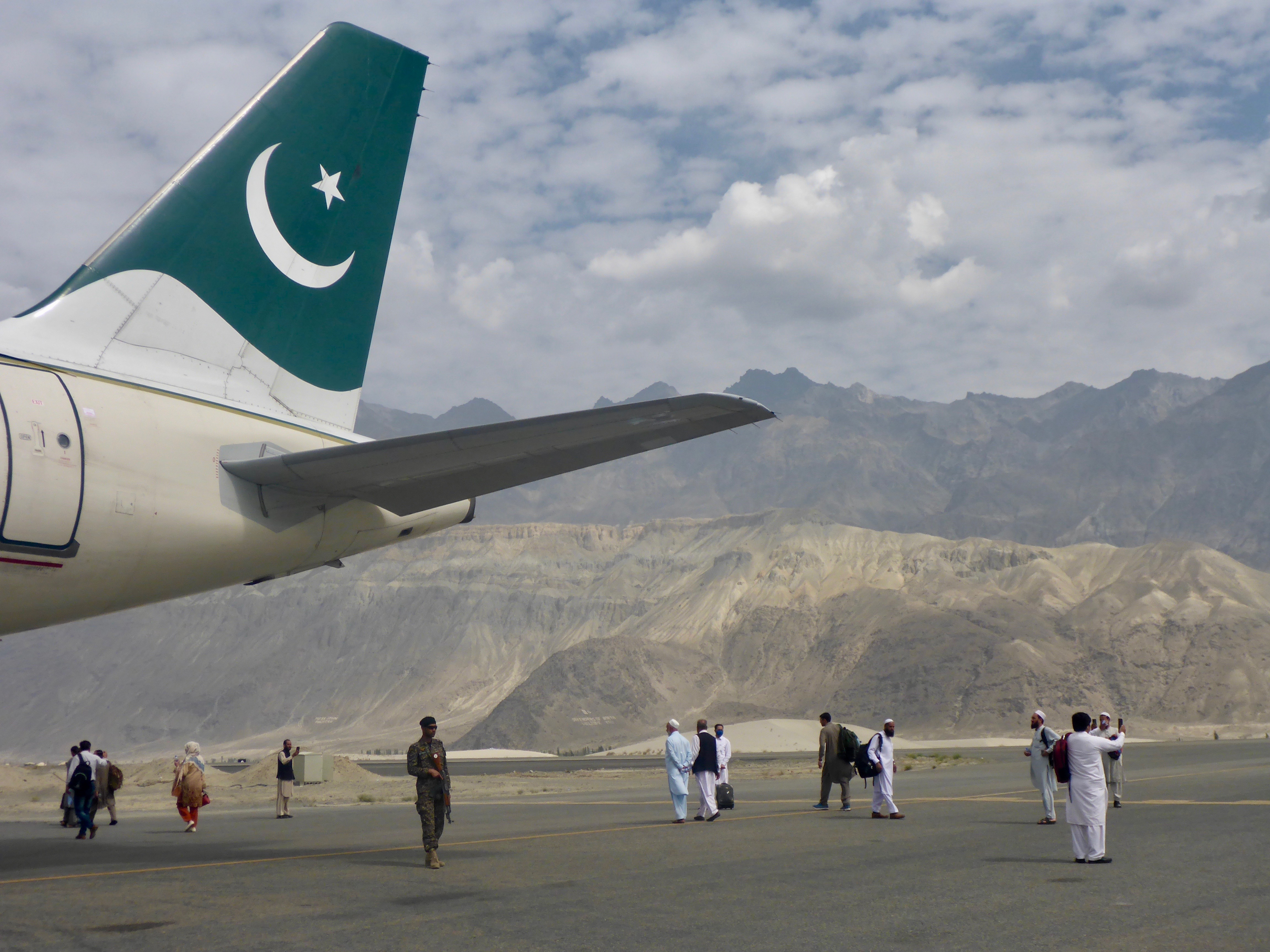 2021-09-09 BurjiLa Trek Skardu Airport Ankunft Pakistan International Airlines (PIA)- Birgit Lamm