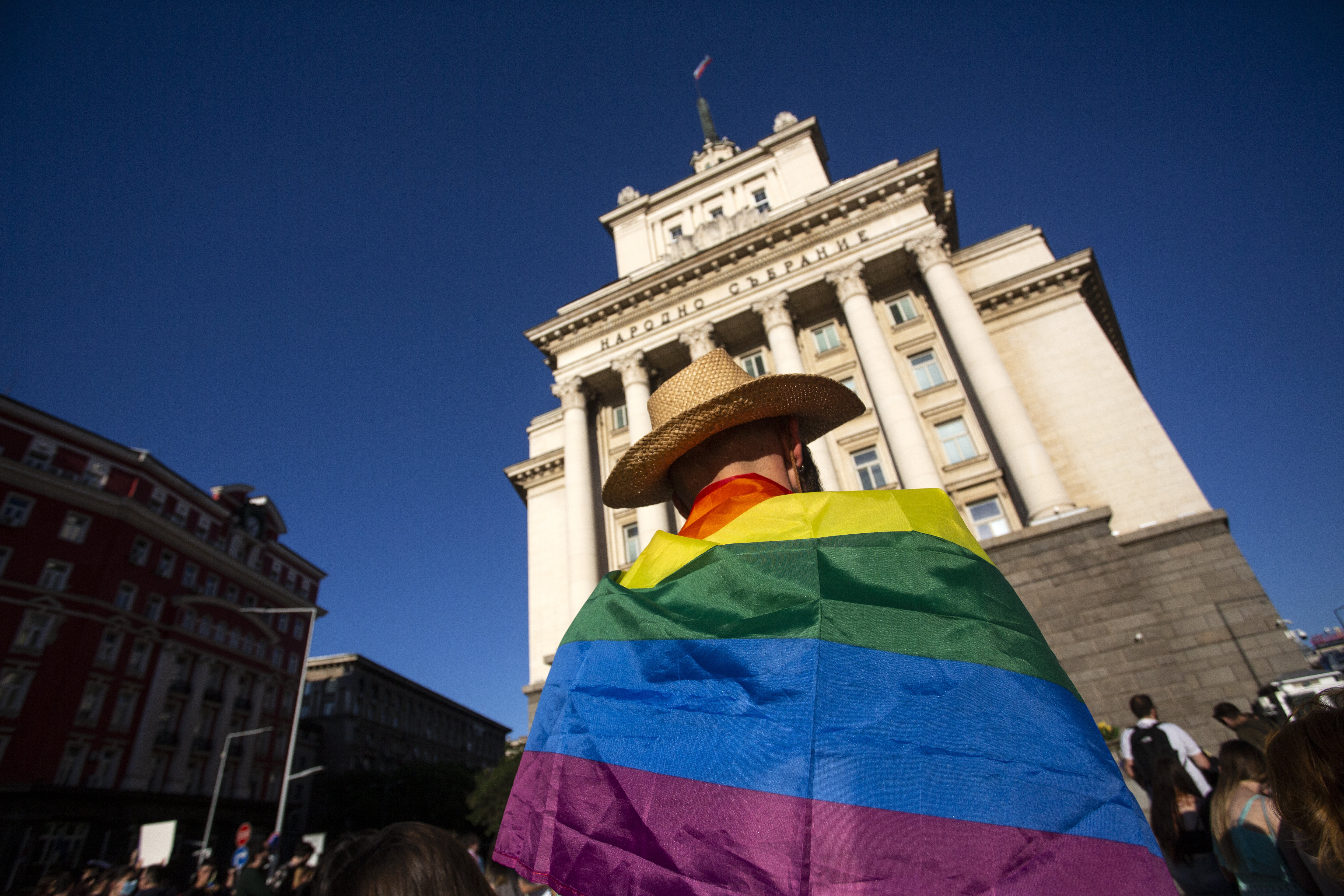 Menschen protestieren am 8. August 2024 vor der bulgarischen Nationalversammlung in Sofia, Bulgarien, gegen das Gesetz