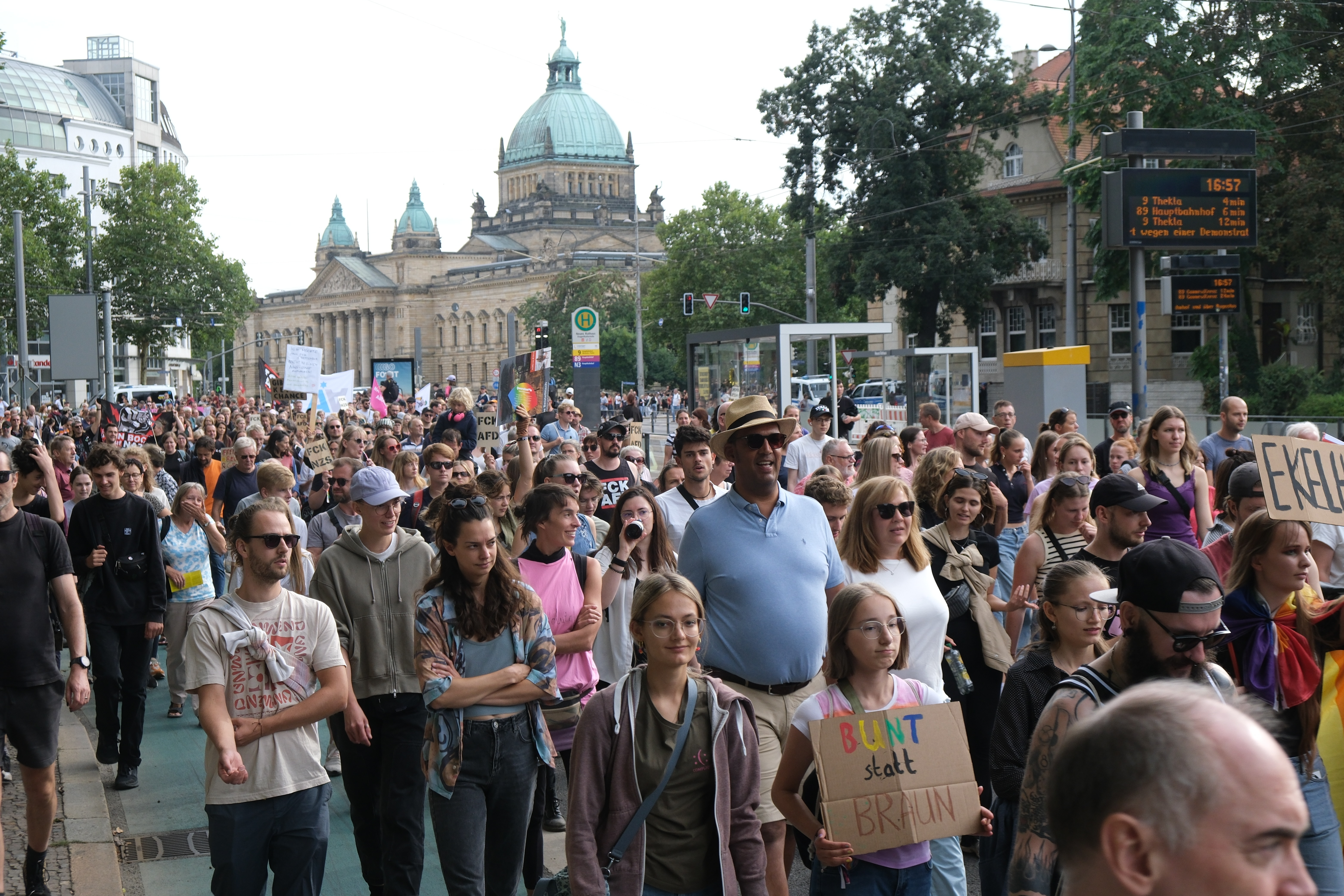 Ein breites Bündnis hatte unter dem Motto „Rechtsextremismus stoppen - Demokratie verteidigen!“ zu einer Großdemonstration eine Woche vor den Landtagswahlen in Sachsen aufgerufen, mehrere Tausend Menschen nahmen daran teil. 