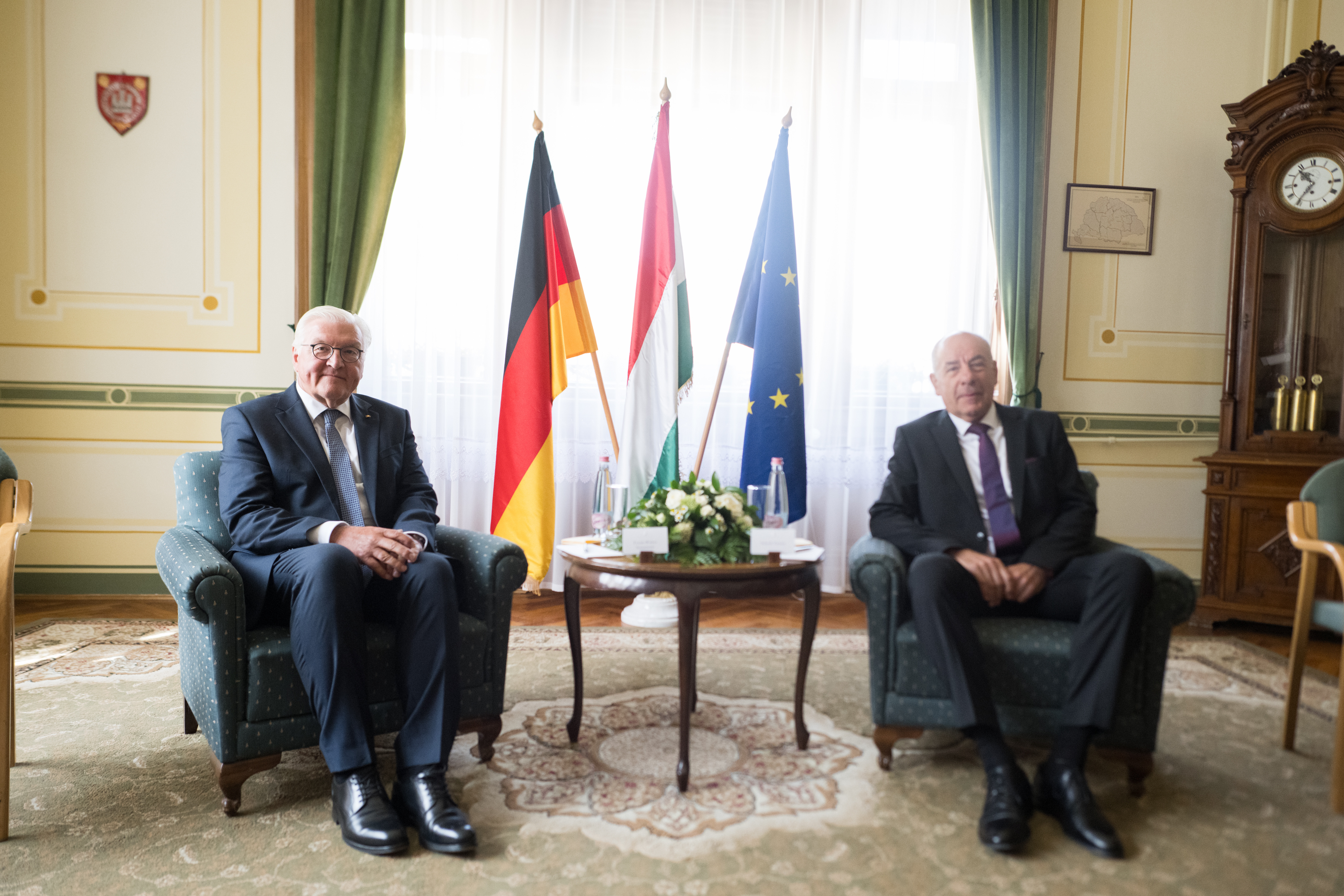 Bundespräsident Frank-Walter Steinmeier (l) und Tamas Sulyok, Präsidenten der Republik Ungarn, sitzen vor dem Beginn eines Gesprächs anlässlich des 35. Jahrestags des Paneuropäischen Picknicks nebeneinander. 