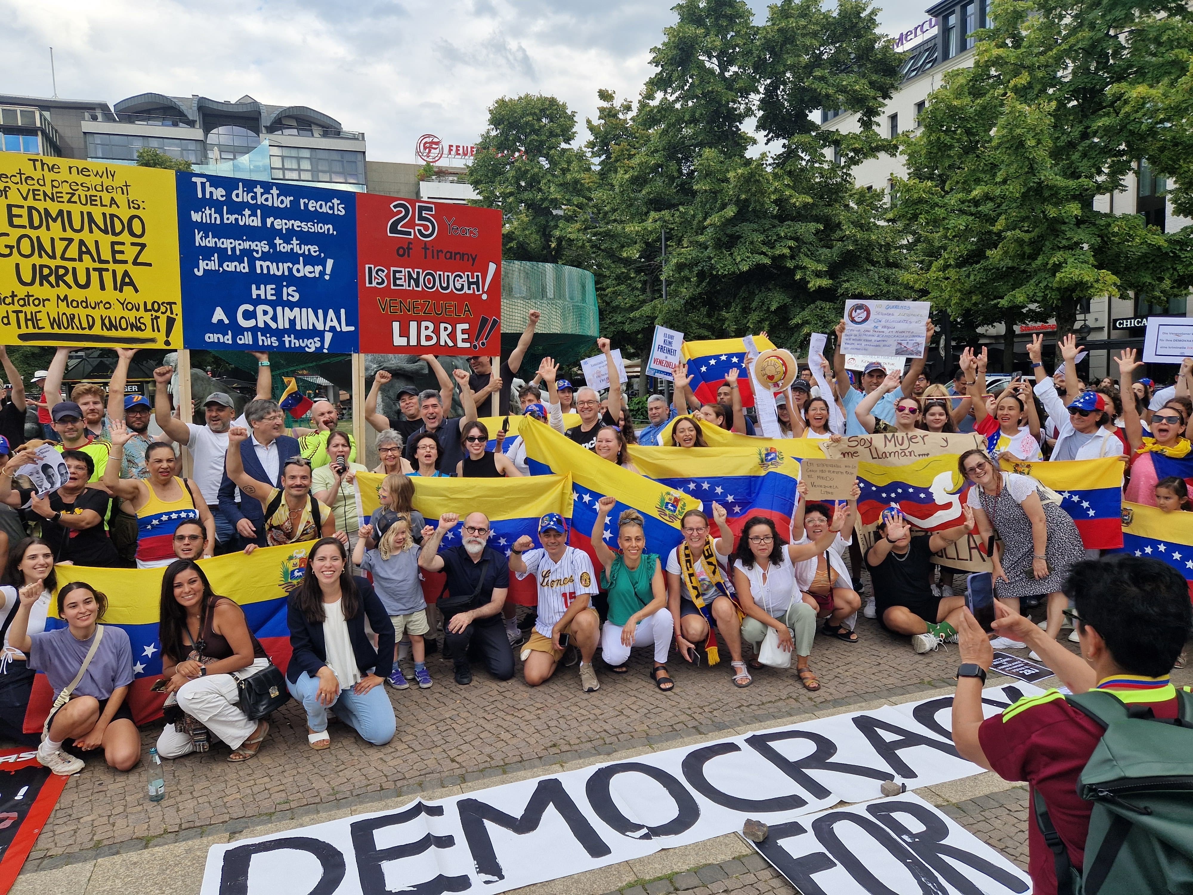 Around the world, people have protested against the regime in Venezuela, demanding recognition of the opposition's electoral victory. In Berlin, more than 500 demonstrators gathered in solidarity.