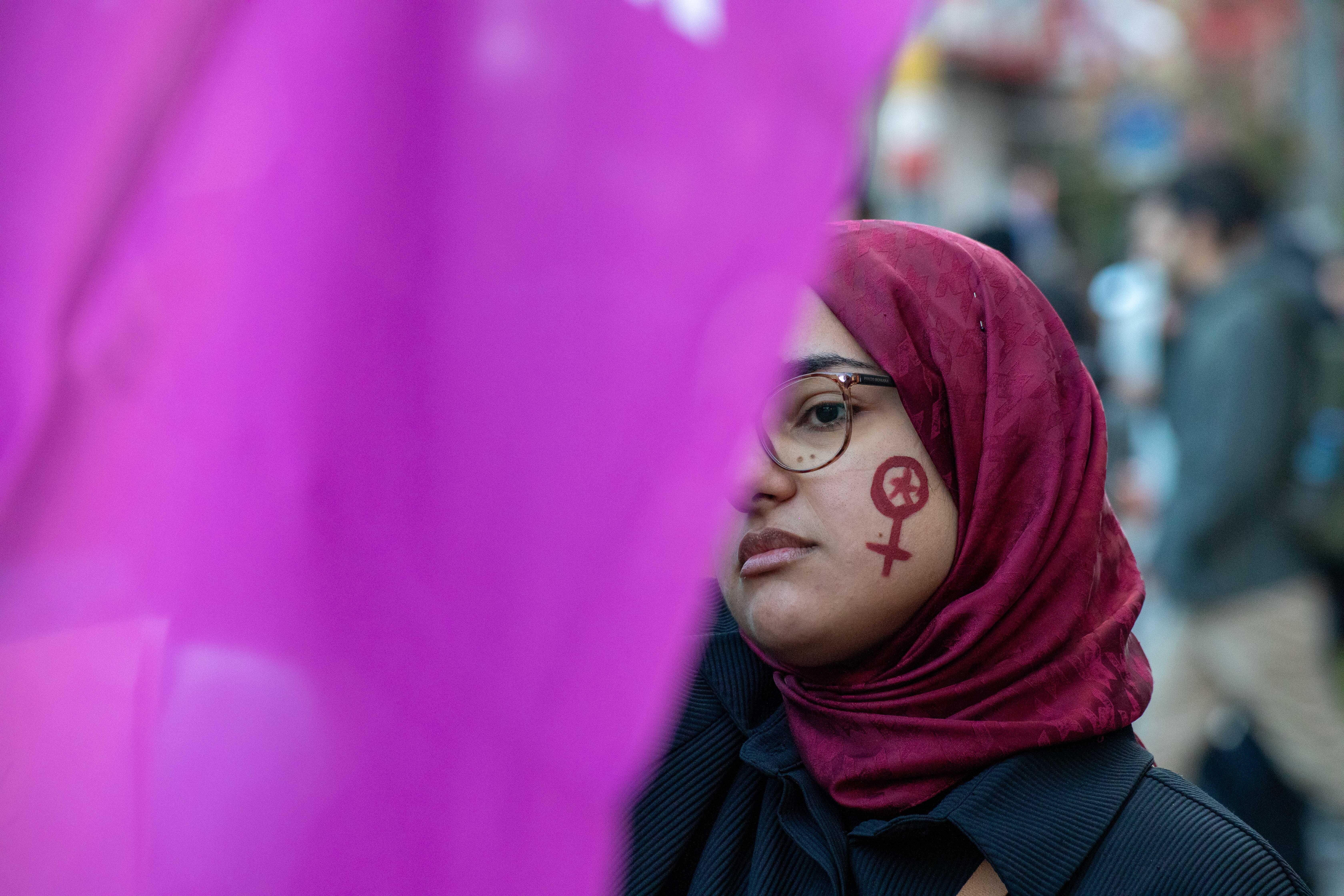 Internationalen Tages zur Beseitigung von Gewalt gegen Frauen haben Frauen und Frauenrechtlerinnen in Kadiköy trotz Polizeidruck und Barrikaden ihre Stimme erhoben