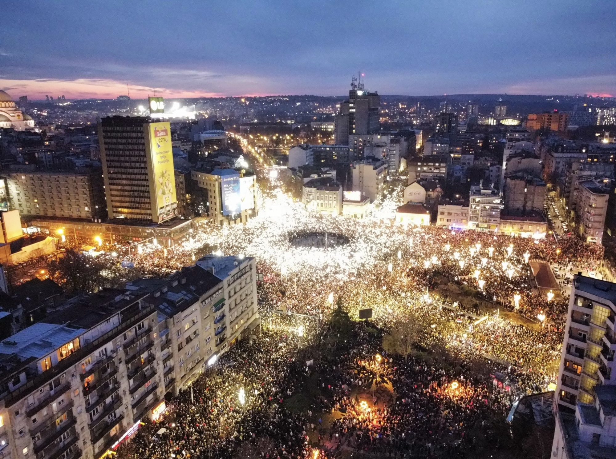 Demonstranten am Montag in Belgrad