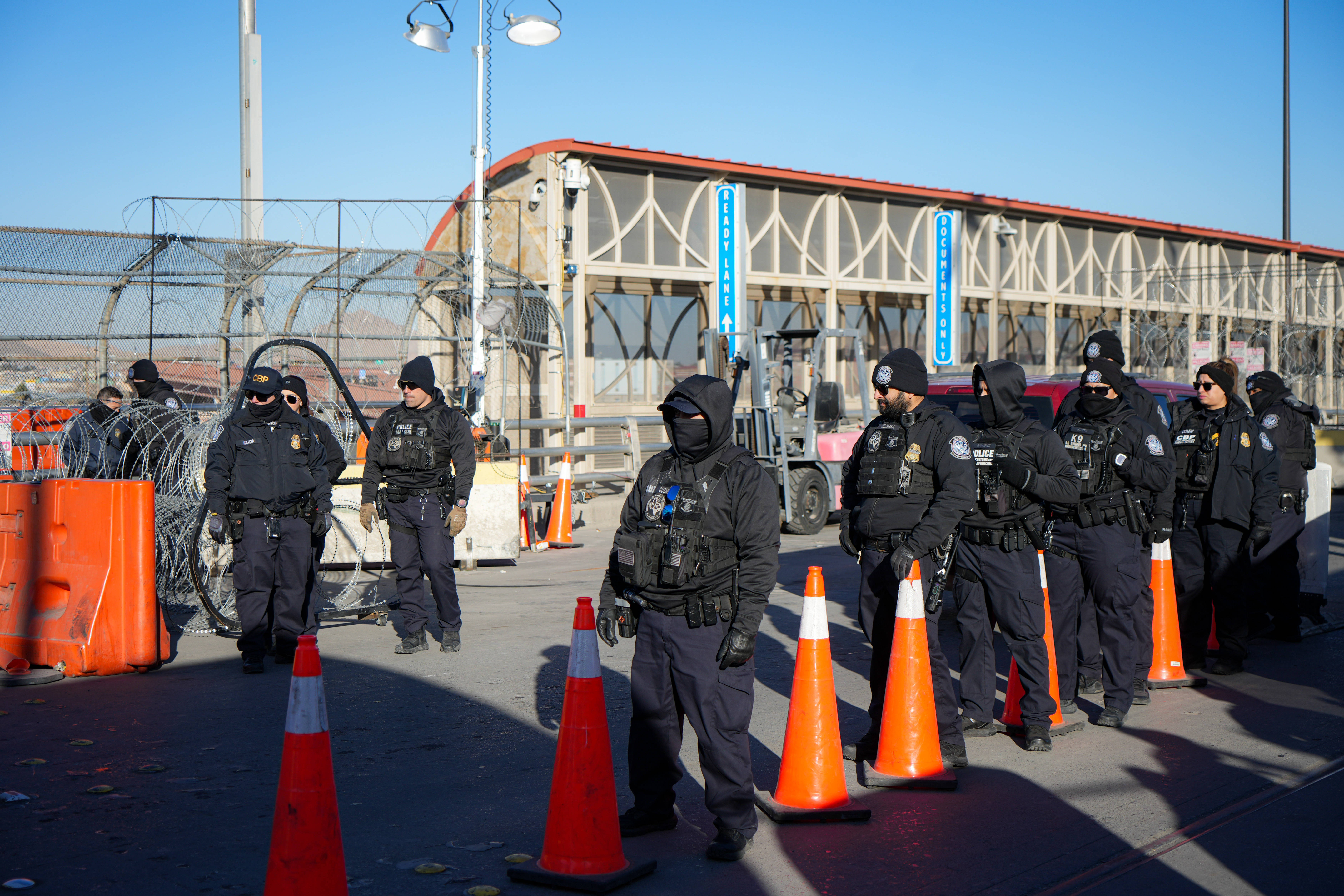 Members of the Mexican National Guard and the US border police monitored the ‘Paso del Norte’ border crossing.