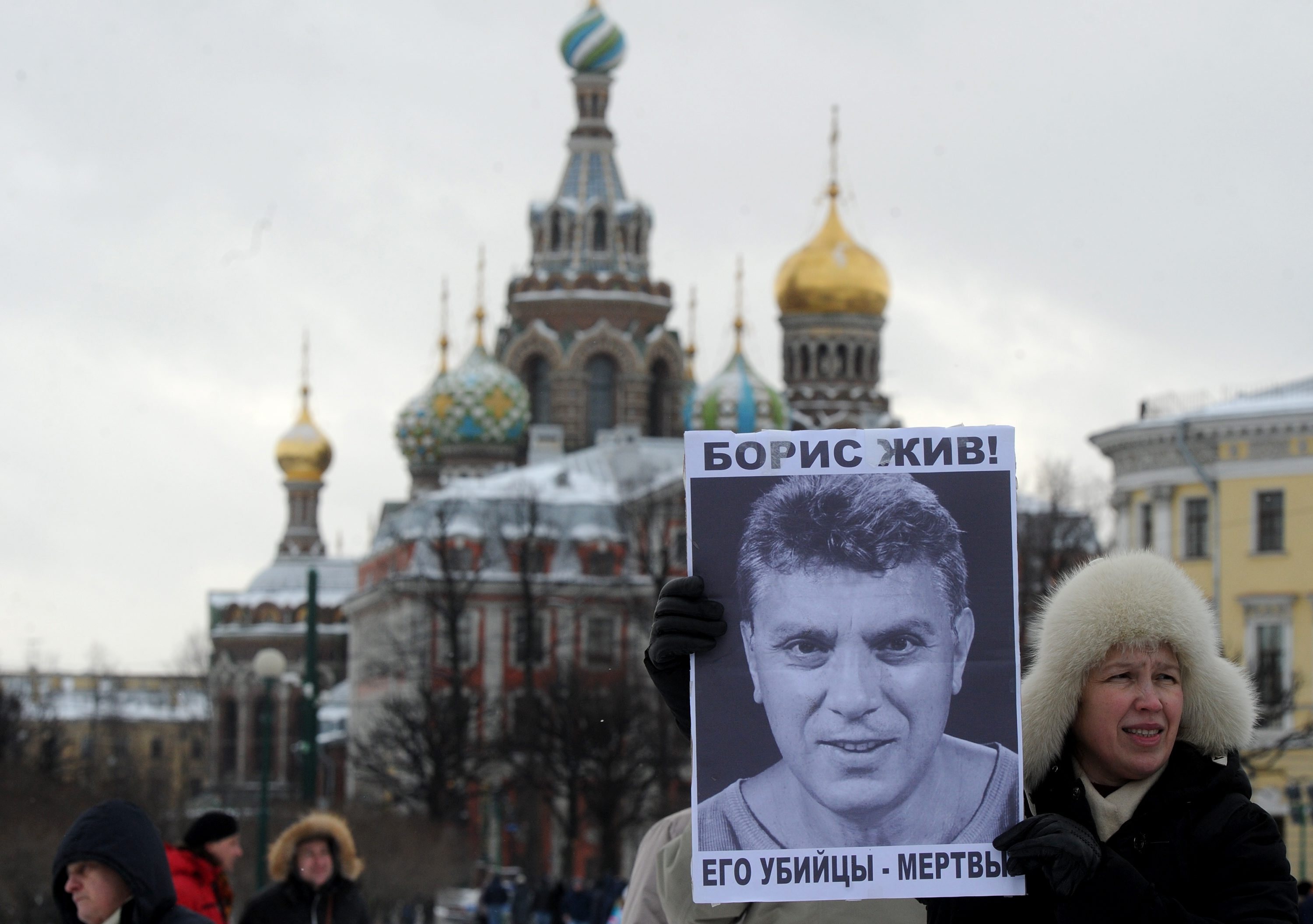Eine Frau hält ein Porträt des ermordeten Kremlkritikers Boris Nemtsov  im Zentrum von St. Petersburg,