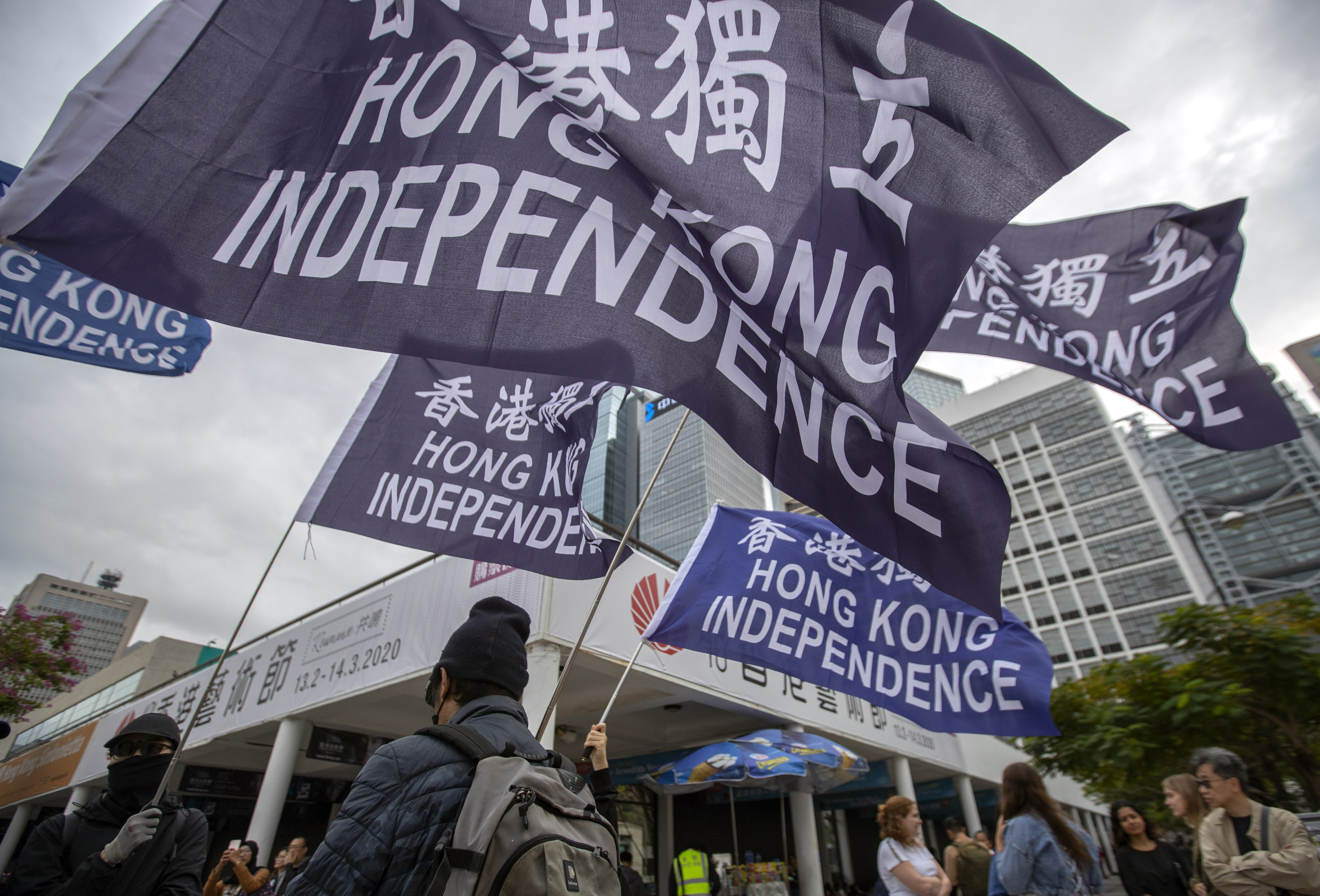 Demonstranten schwenken während einer Kundgebung in Hongkong Fahnen mit der Aufschrift „Hongkong Independence“, 