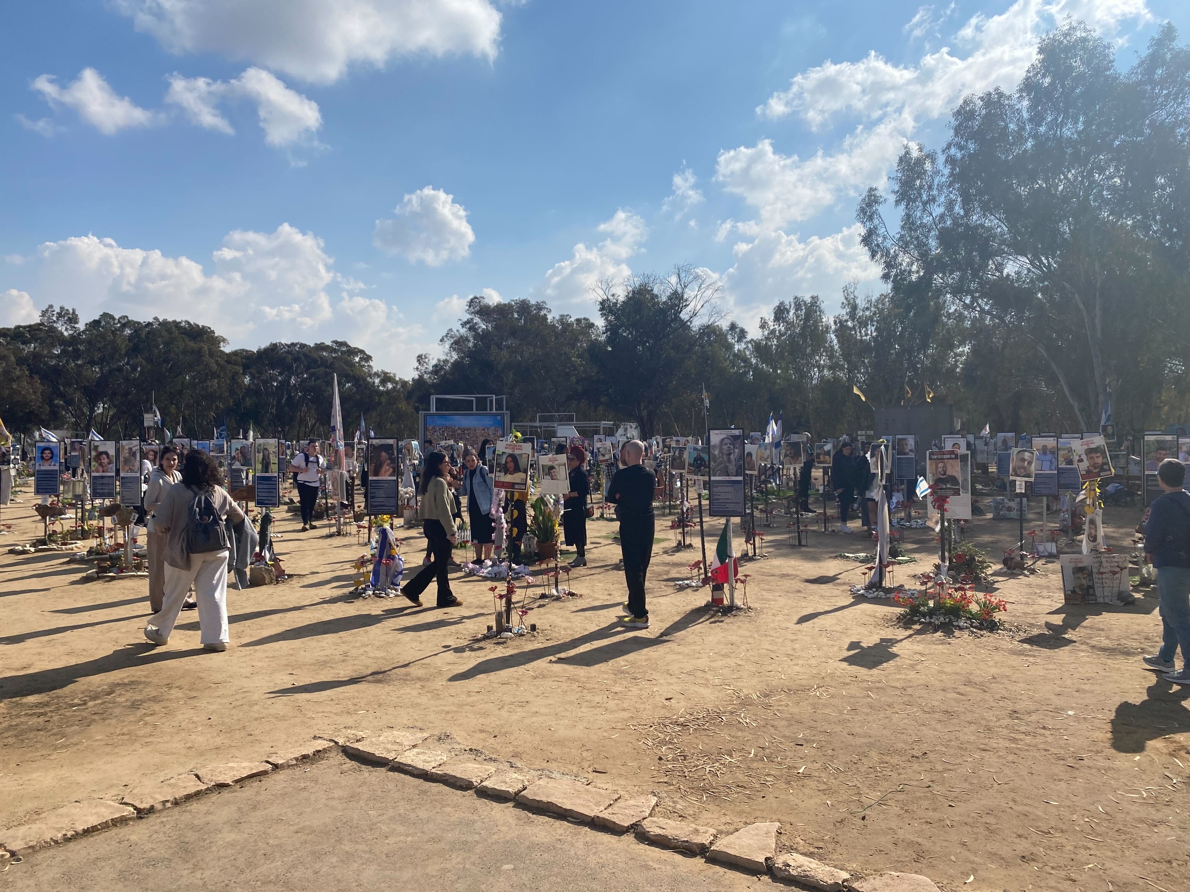  besuchte sie das Kibbutz Be'eri, das am 7. Oktober 2023 Opfer des brutalen Angriffs der Hamas wurde.