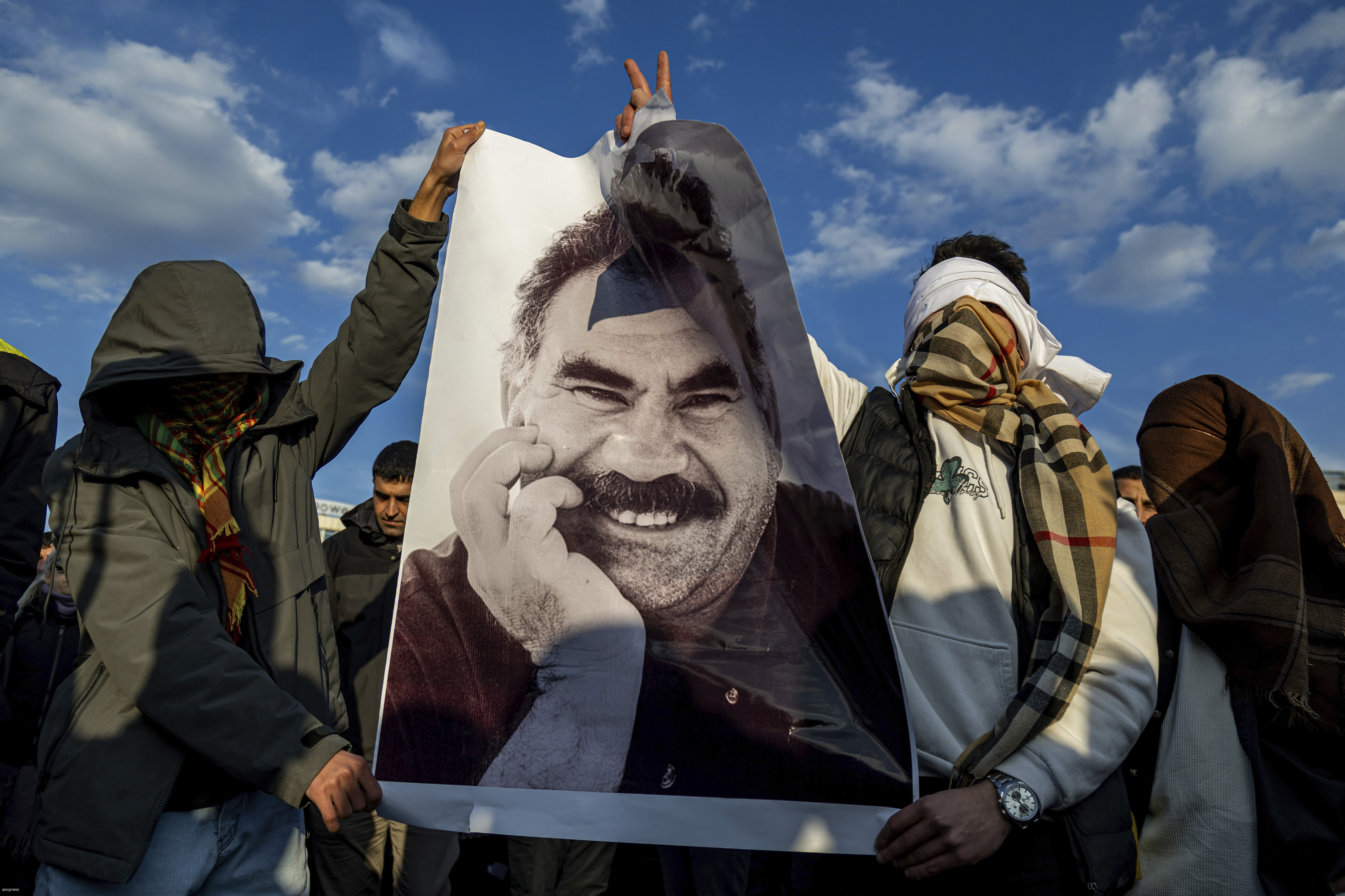 Jugendliche halten ein Foto des inhaftierten Führers der Arbeiterpartei Kurdistans (PKK), Abdullah Öcalan, in der Hand,